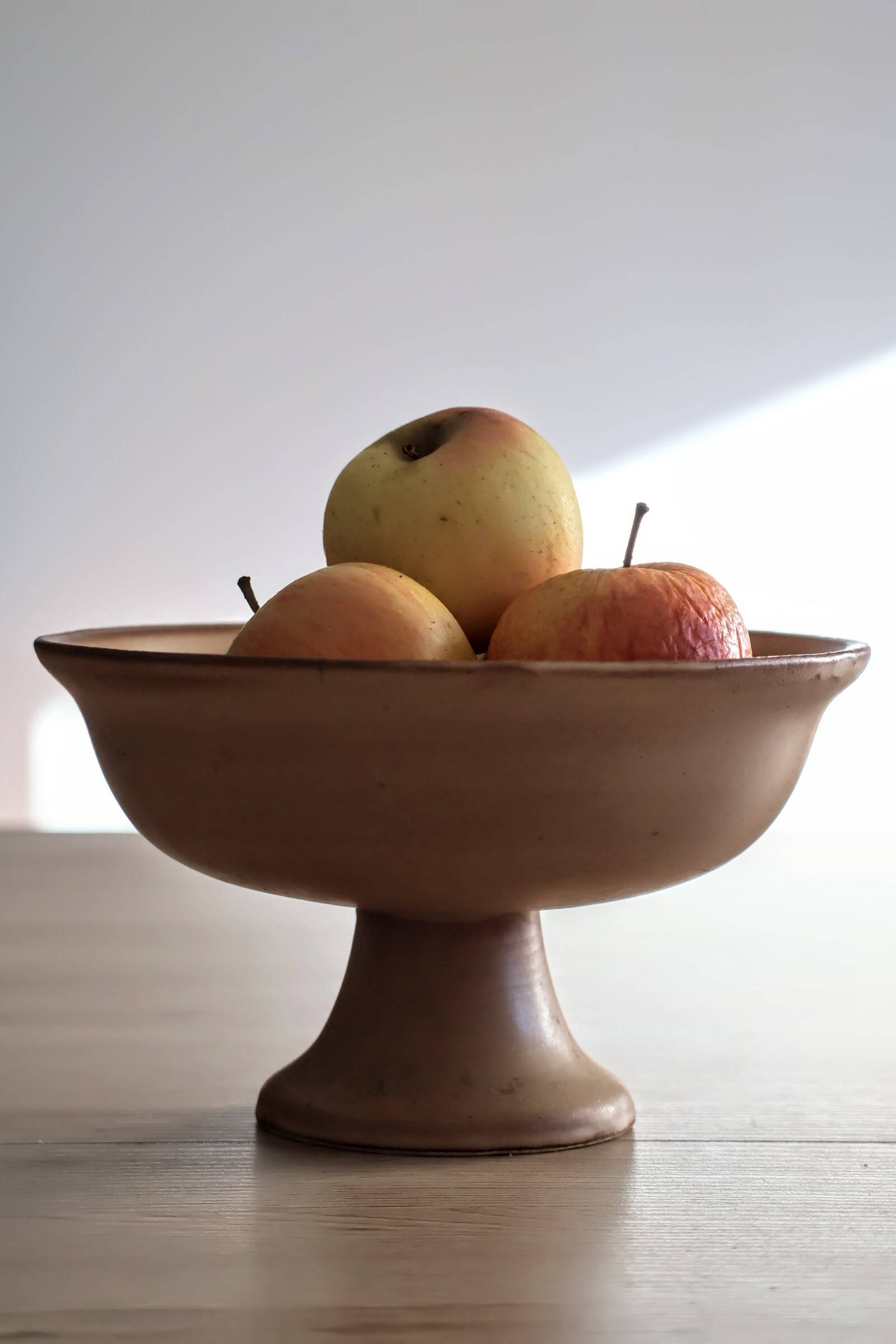 Compotier or fruit bowl on round terracotta base