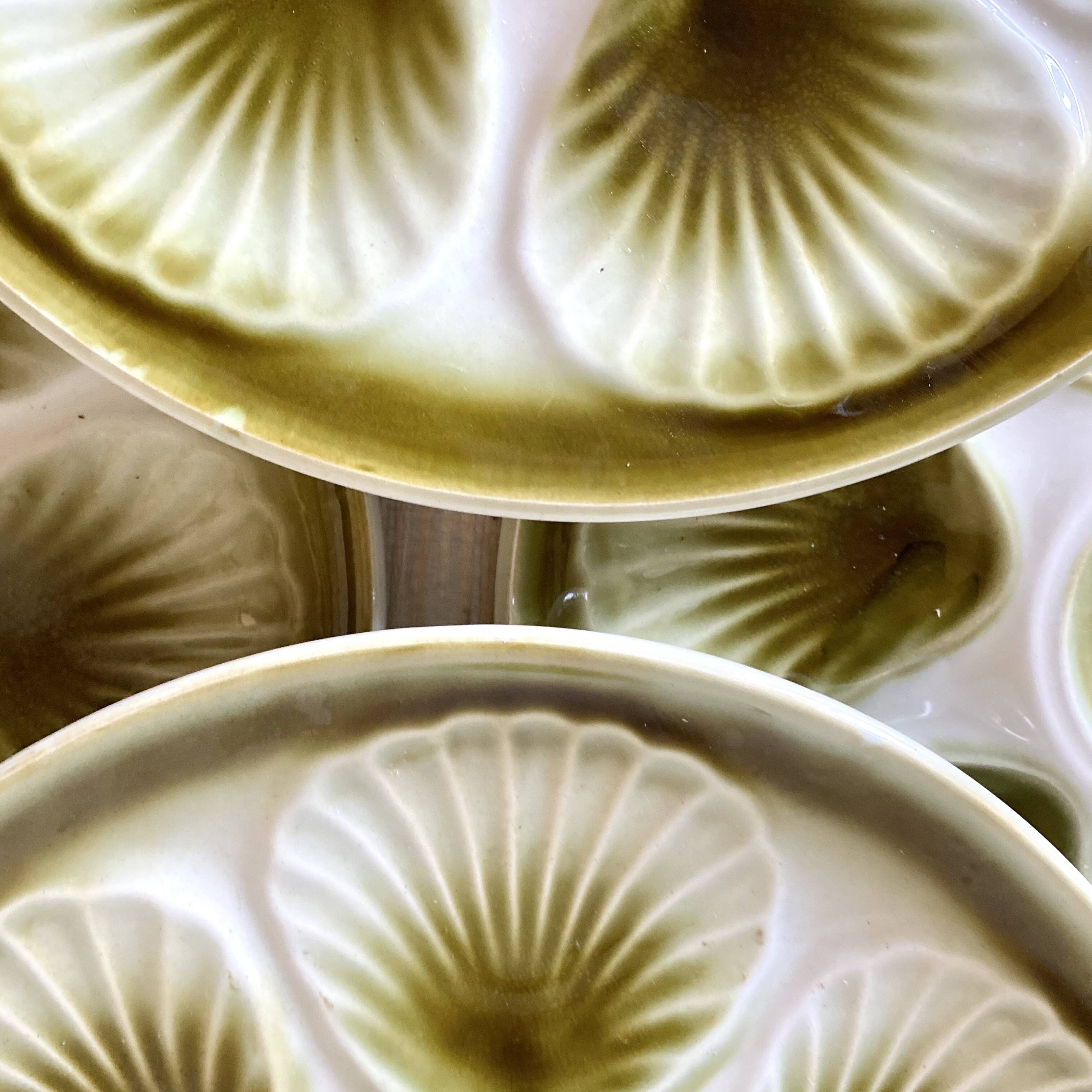 Moulin des Loups oyster plates and matching dish - 1970