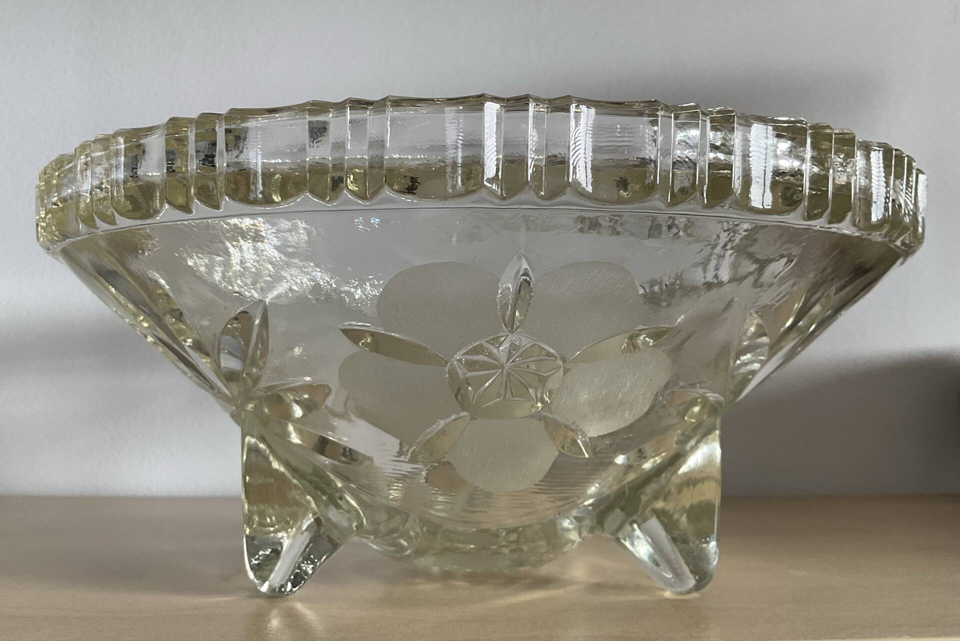 Art Deco tripod bowl in engraved glass