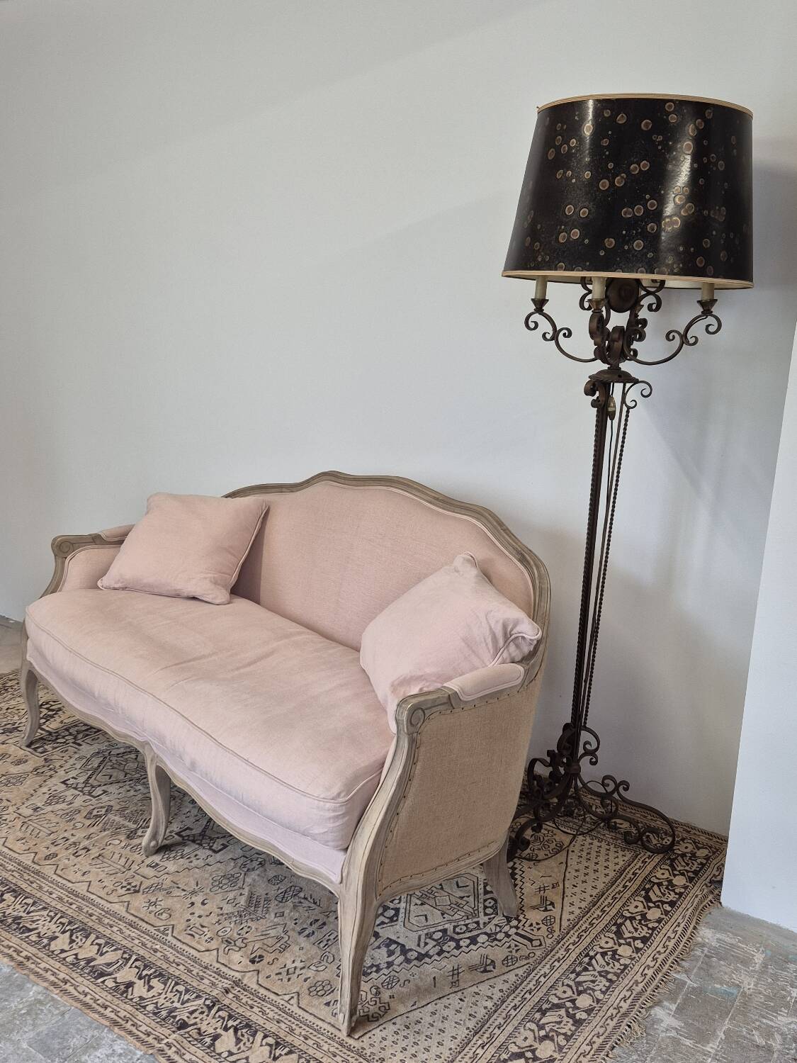 Louis XV style bench sofa in pink fabric and burlap