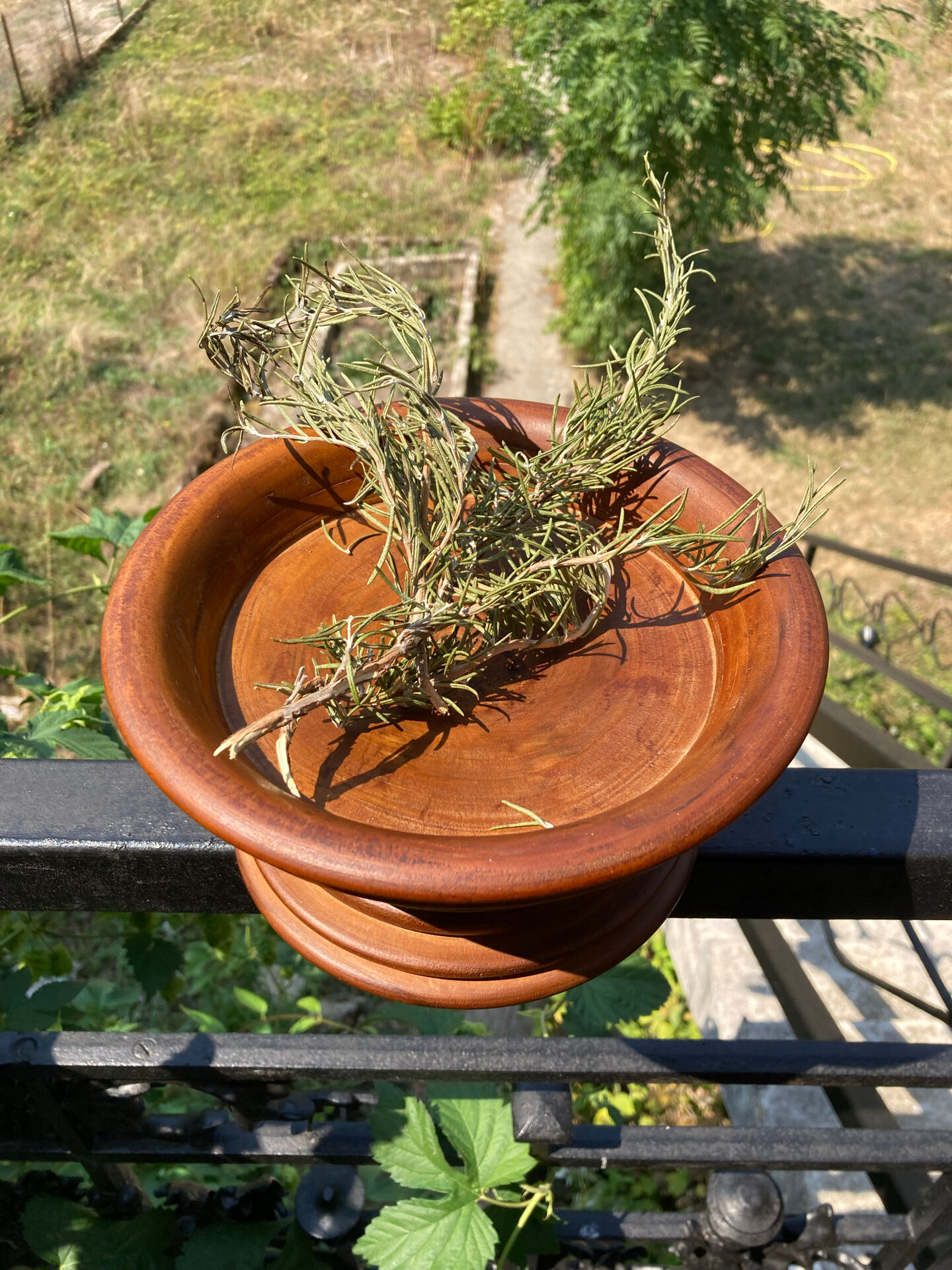 Turned wooden bowl craftsmanship from Haute-Marne.