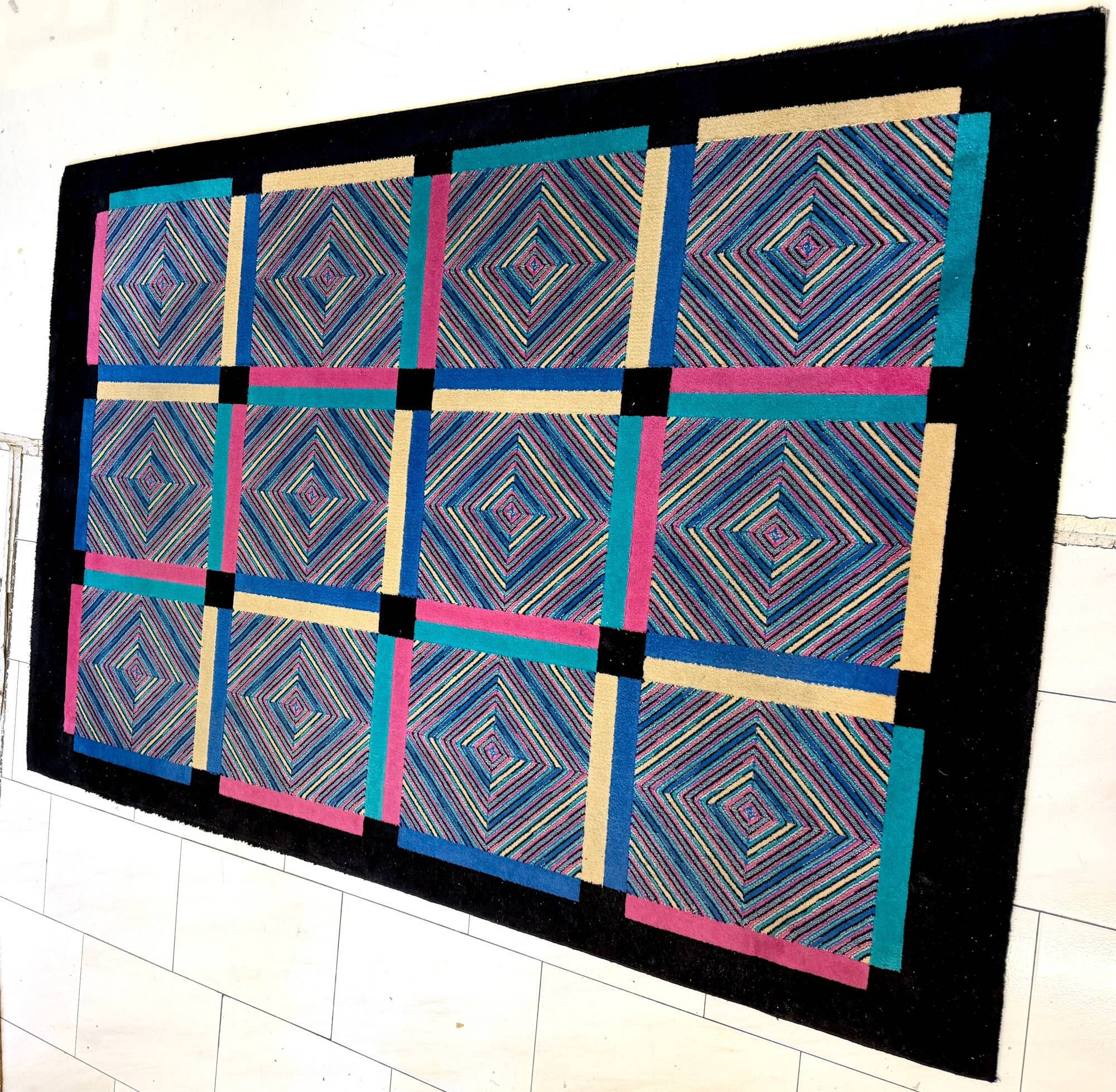 Tapis rectangulaire en laine noir et coloré par Missoni, Italie, années 1980.