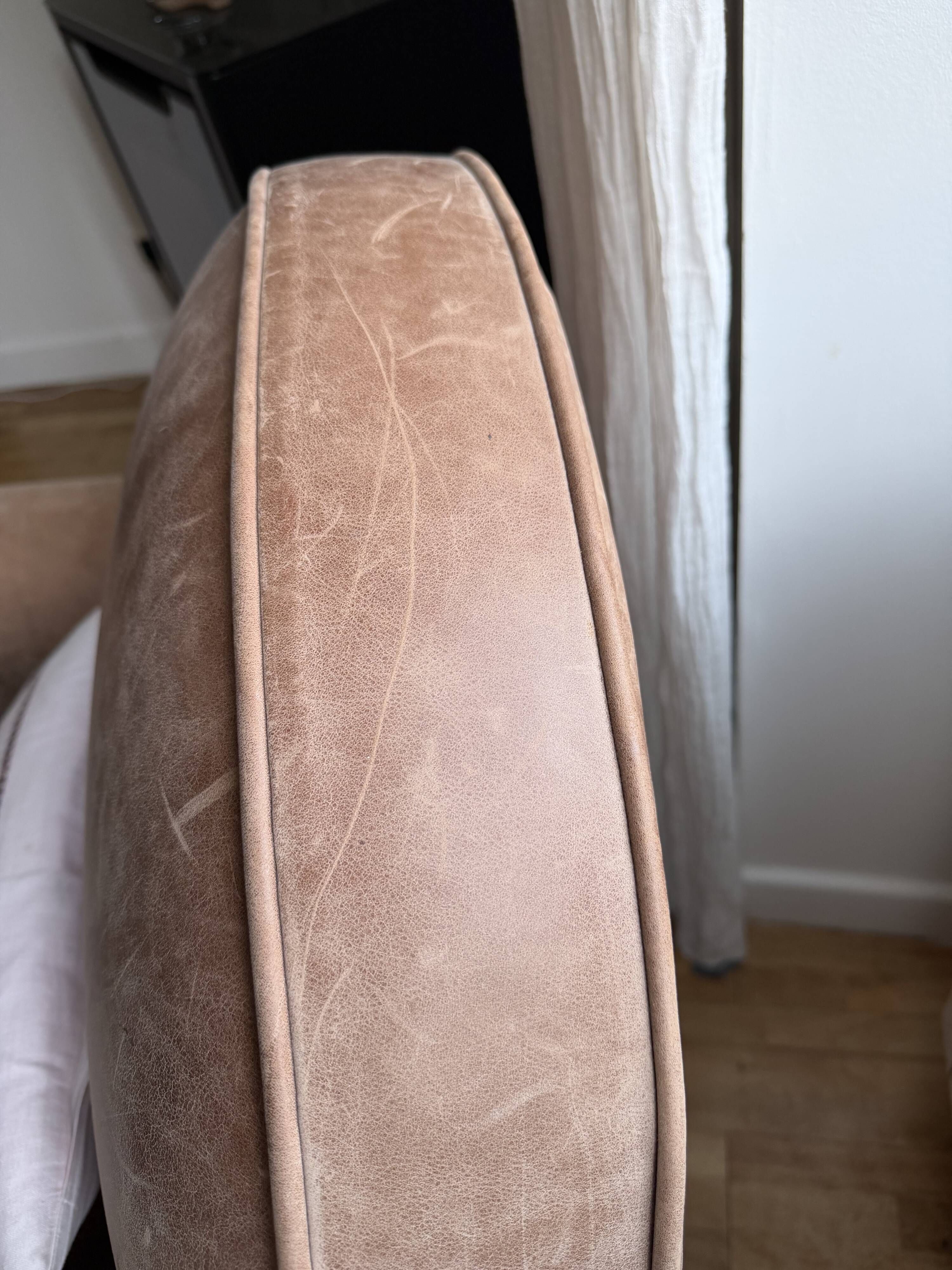 Bradford club armchair in full-grain cowhide leather, tawny colour.