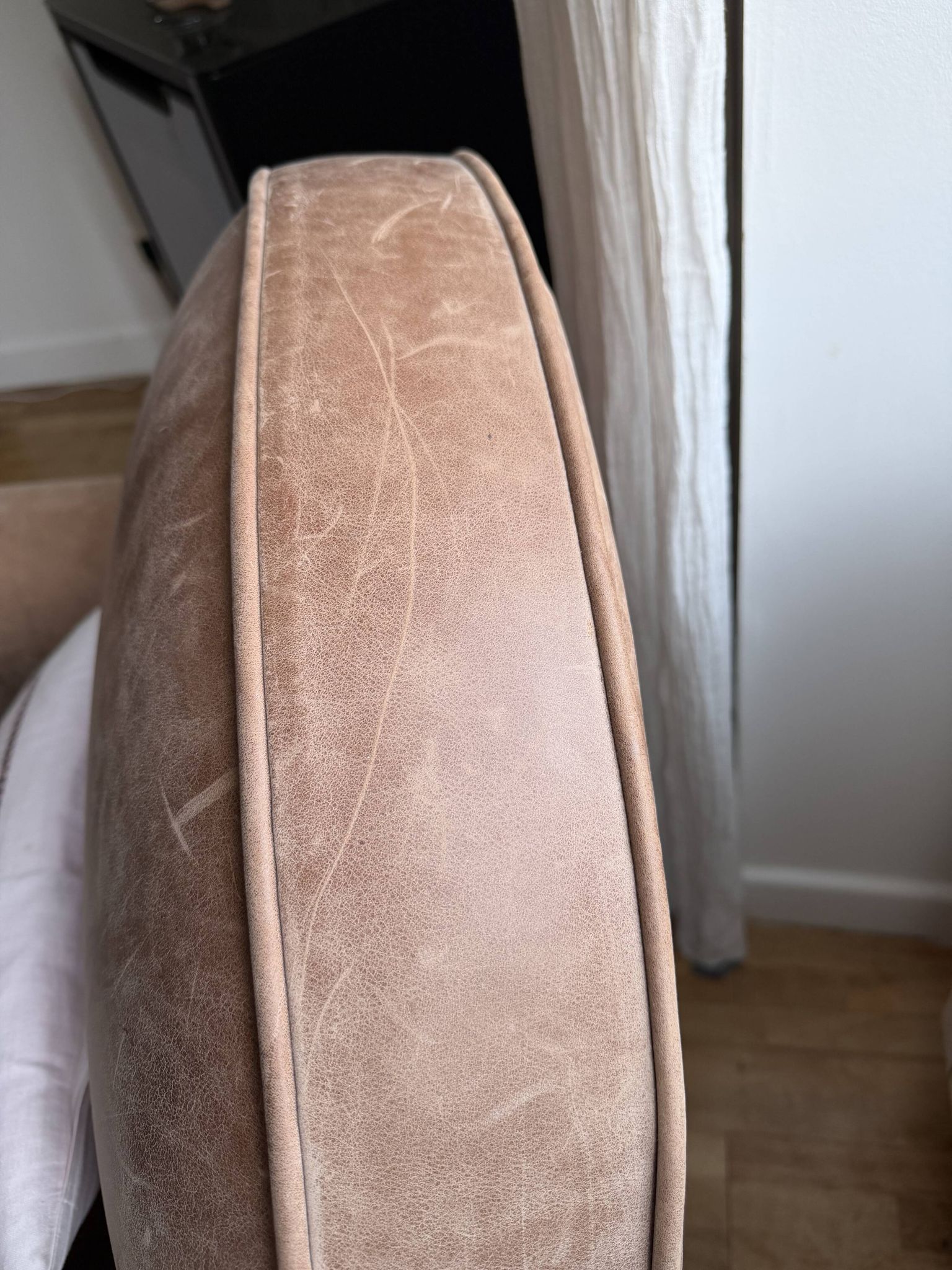 Bradford club armchair in full-grain cowhide leather, tawny colour.