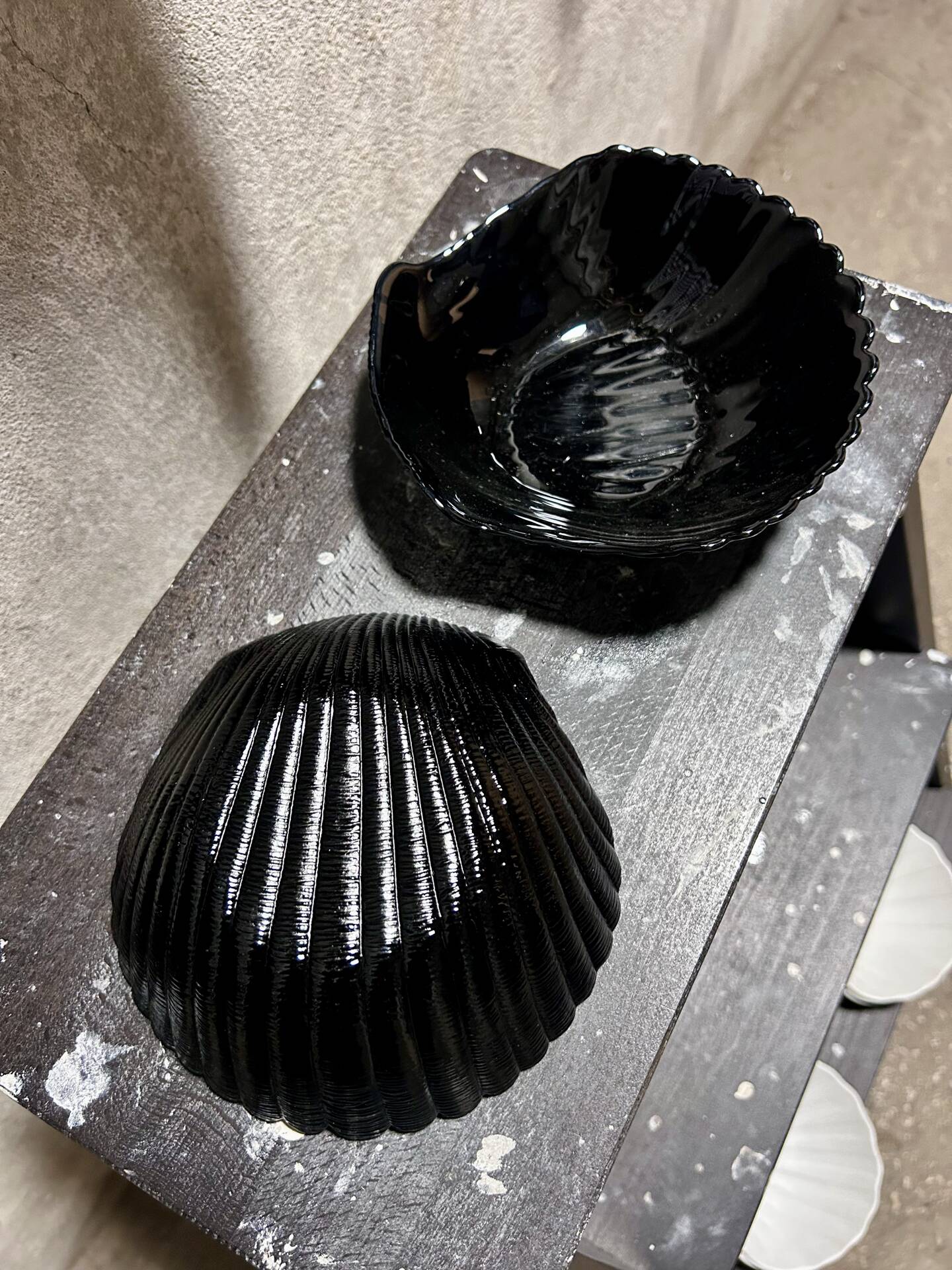 2 black shell cups