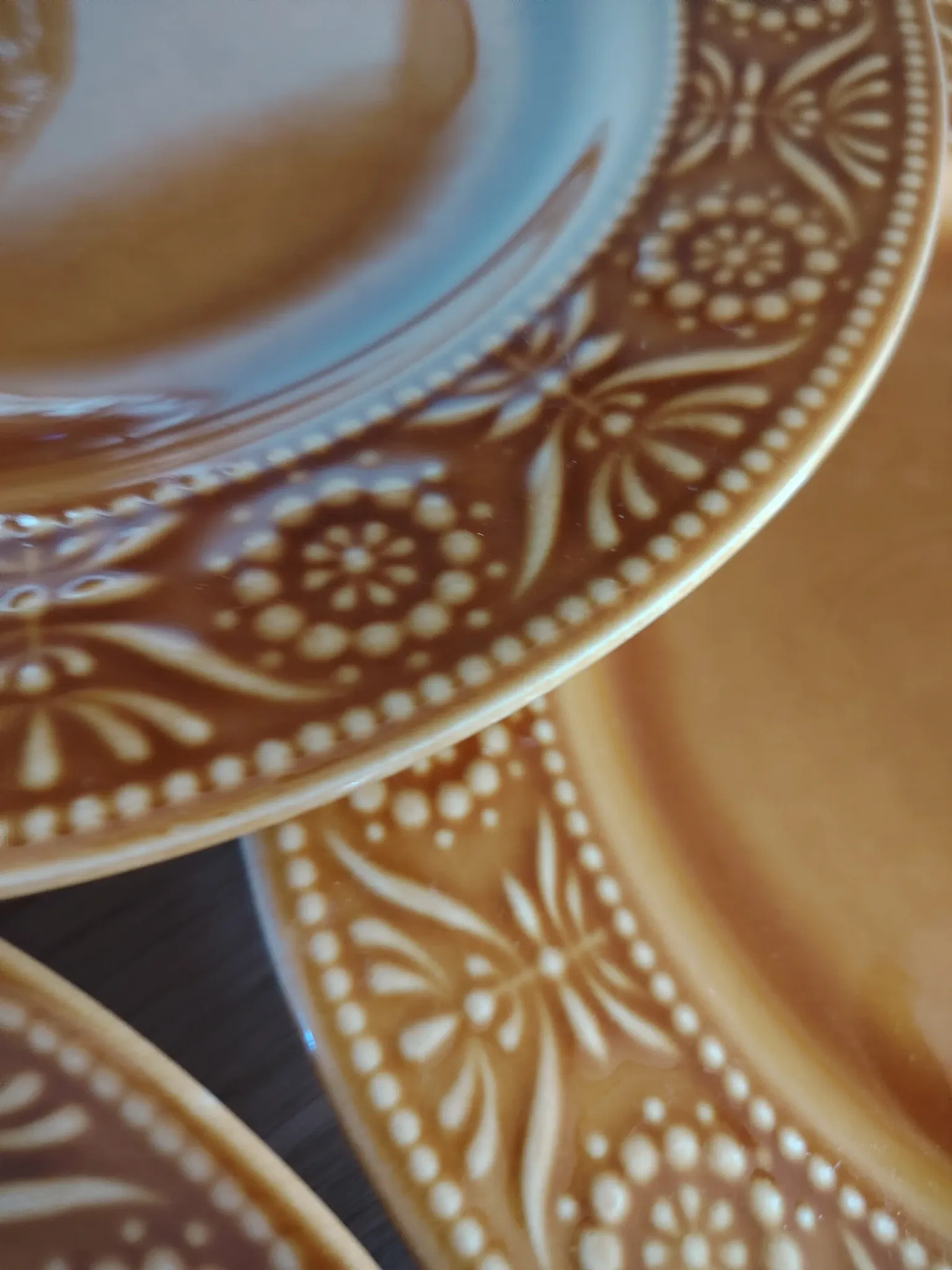 Assiettes majolaine ocre marron caramel 
