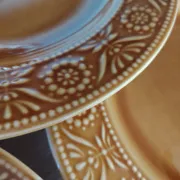 Assiettes majolaine ocre marron caramel 