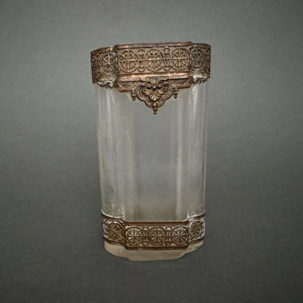 Vase soliflore 1900 ornementé d'une galerie en laiton style Louis XVI