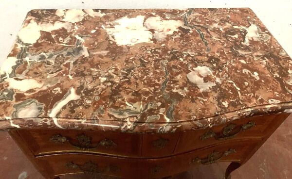 Commode sauteuse Louis XV a façade galbée XVIII siècle