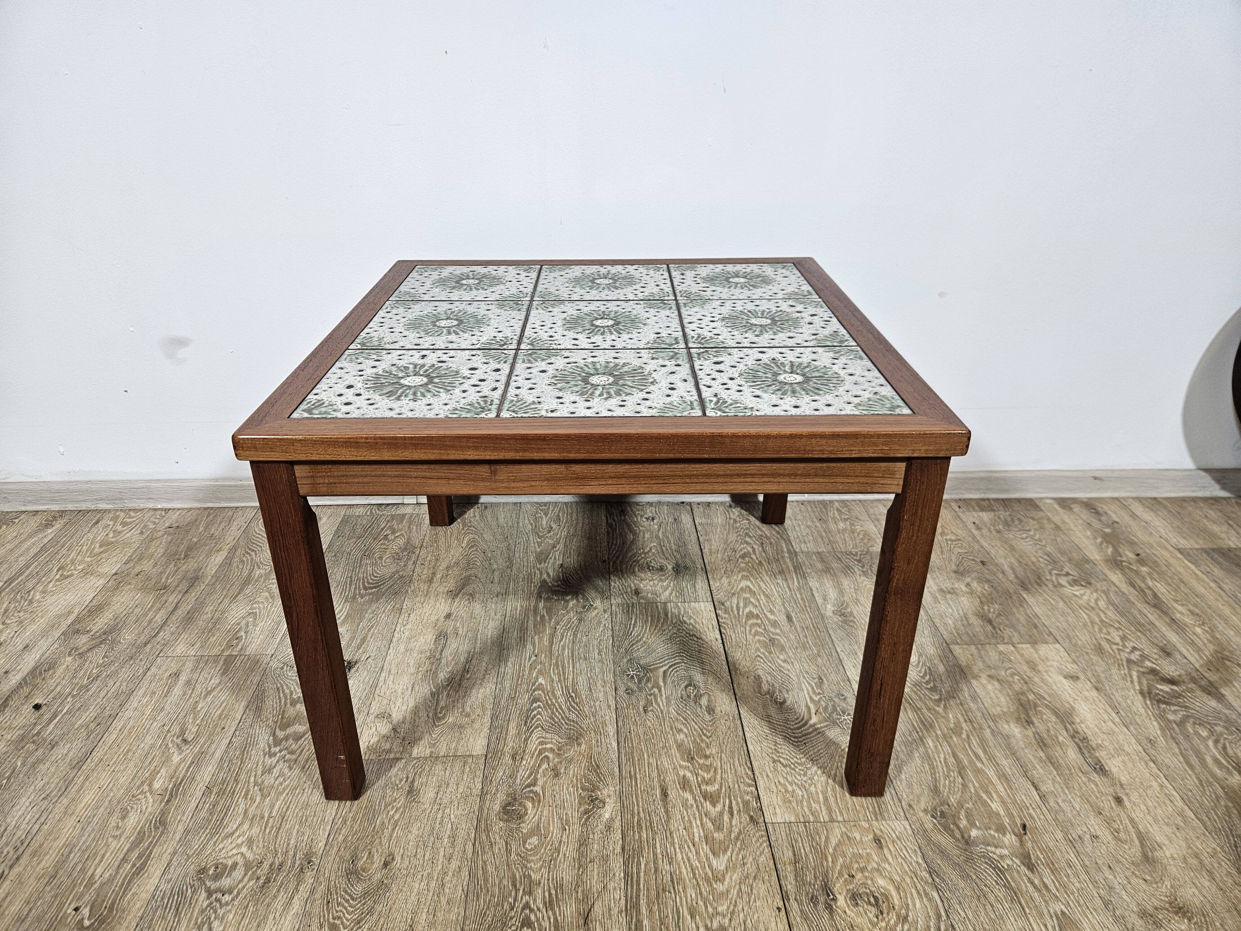 Table en teck avec céramiques, Danemark, années 1960.