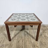 Table en teck avec céramiques, Danemark, années 1960.