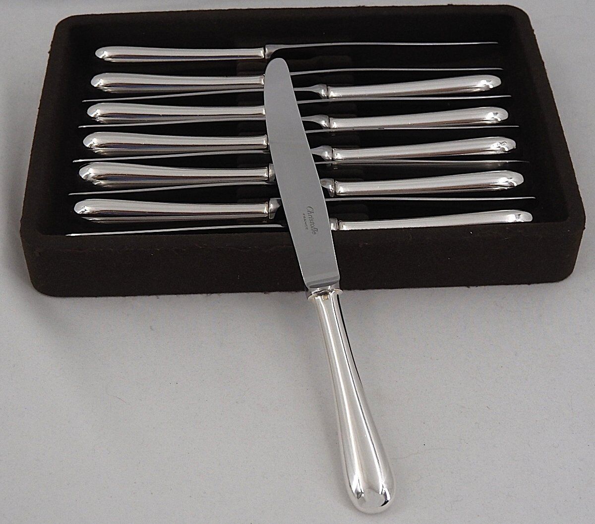 Christofle modèle Baguette, 12 couteaux de table en métal argenté, en parfait état.