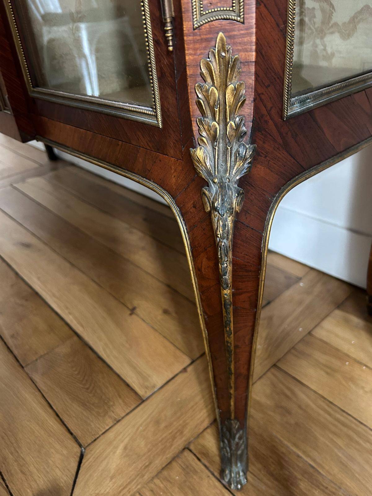Vitrine Napoléon III marquetée, marbre et bronzes – XIXᵉ siècle