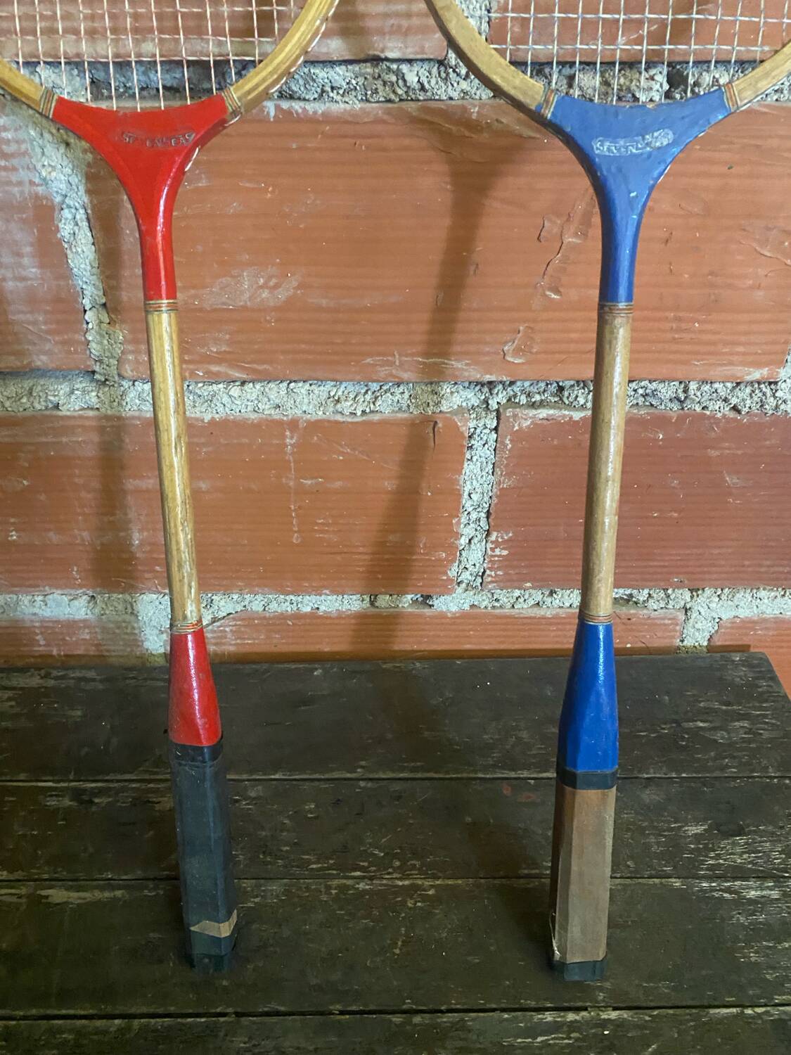 Paire de raquettes de badminton en bois, années 50