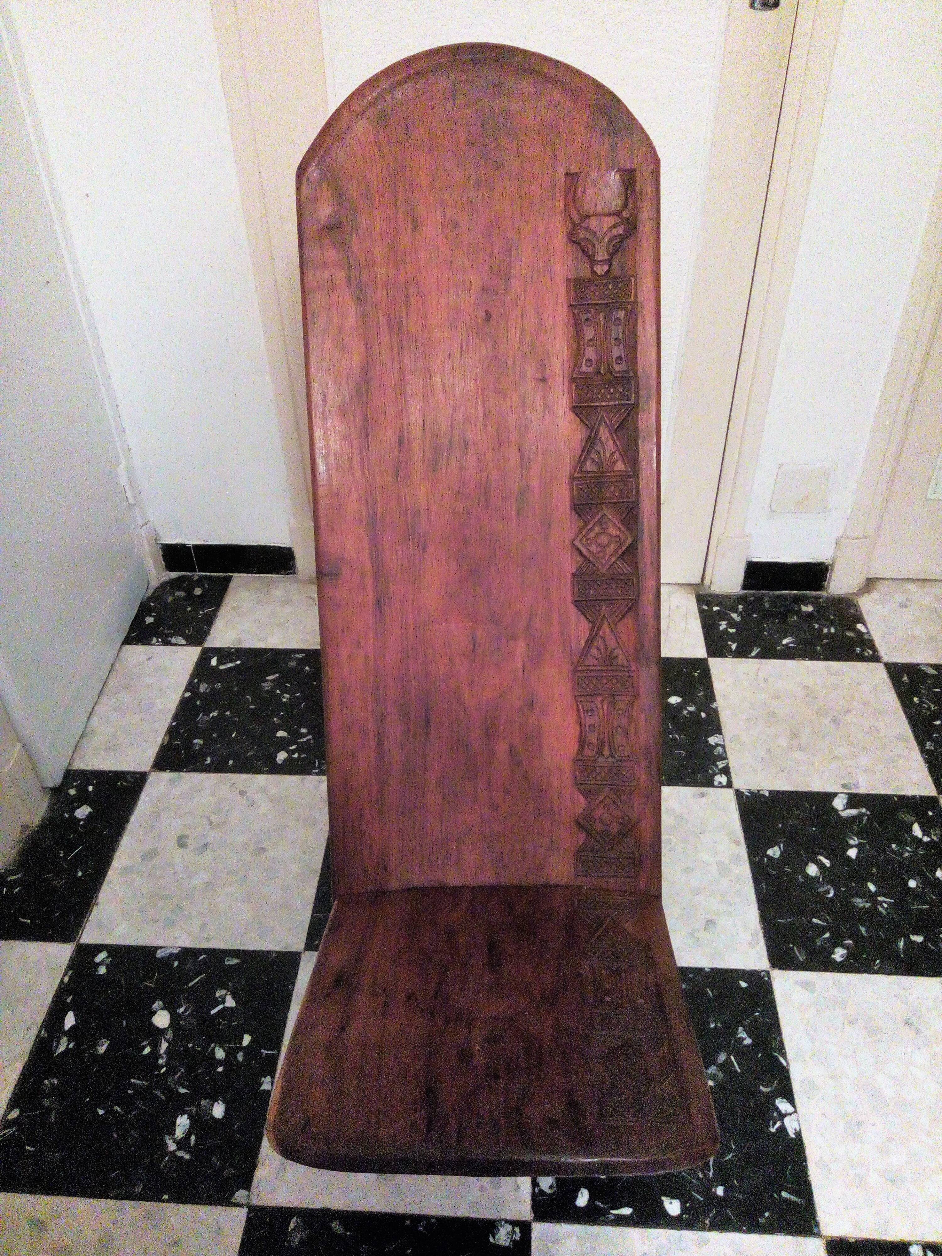 Chaise malgache en palissandre sculpté