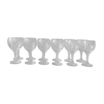 12 glasses of wine walking transparent glass balloons