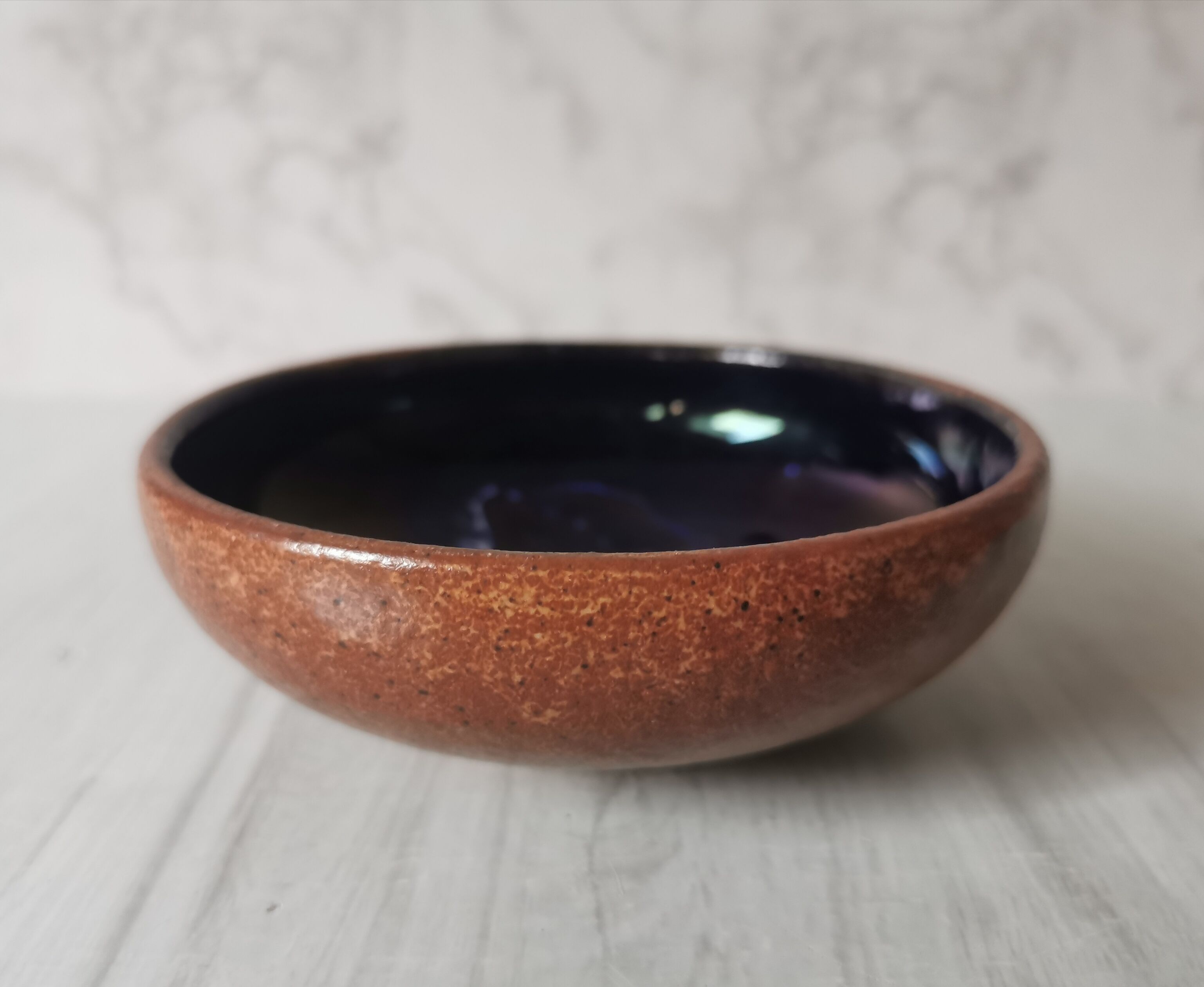 Salad bowl and enamelled sandstone cups
