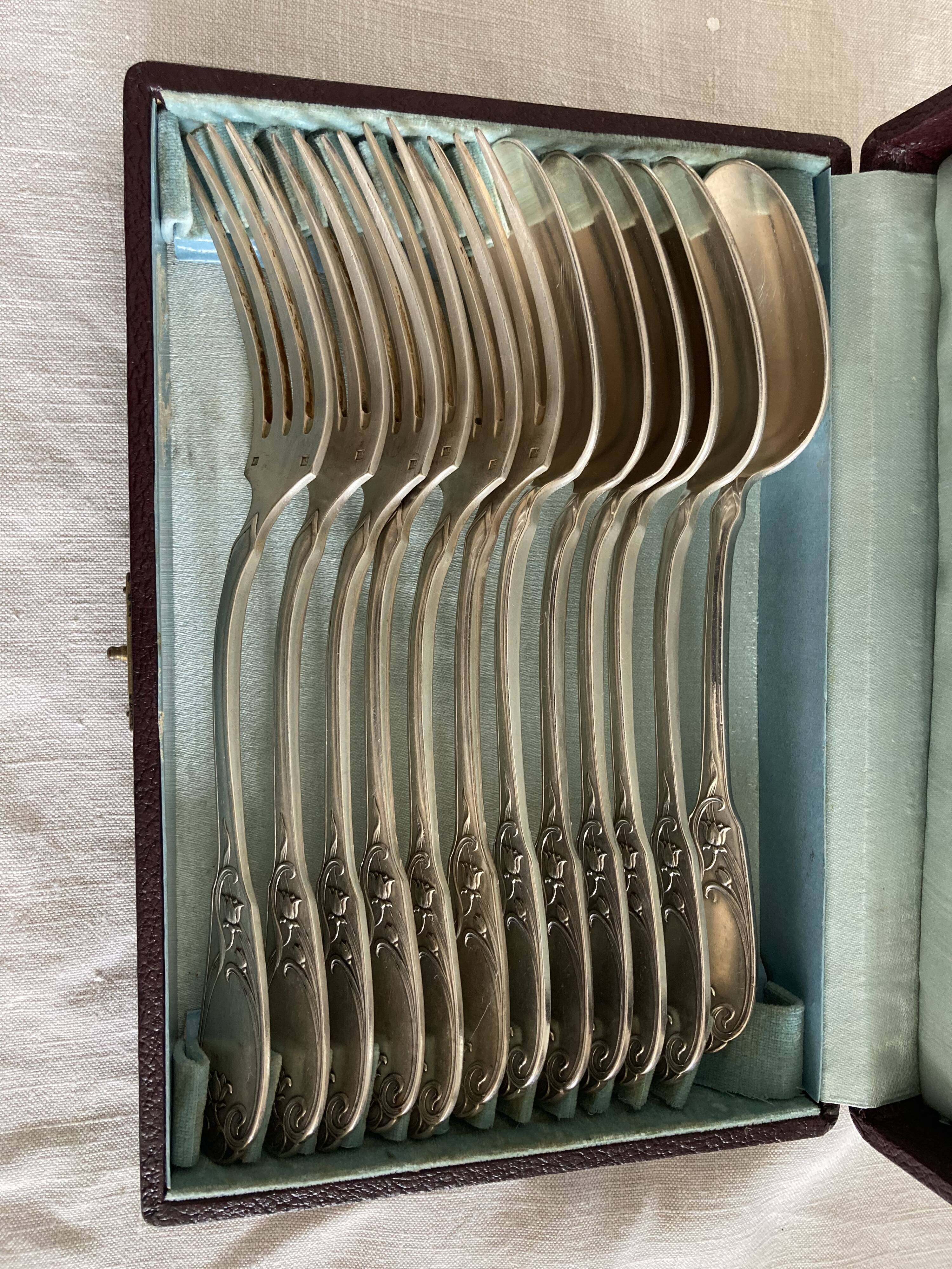 6 silver metal cutlery in their case