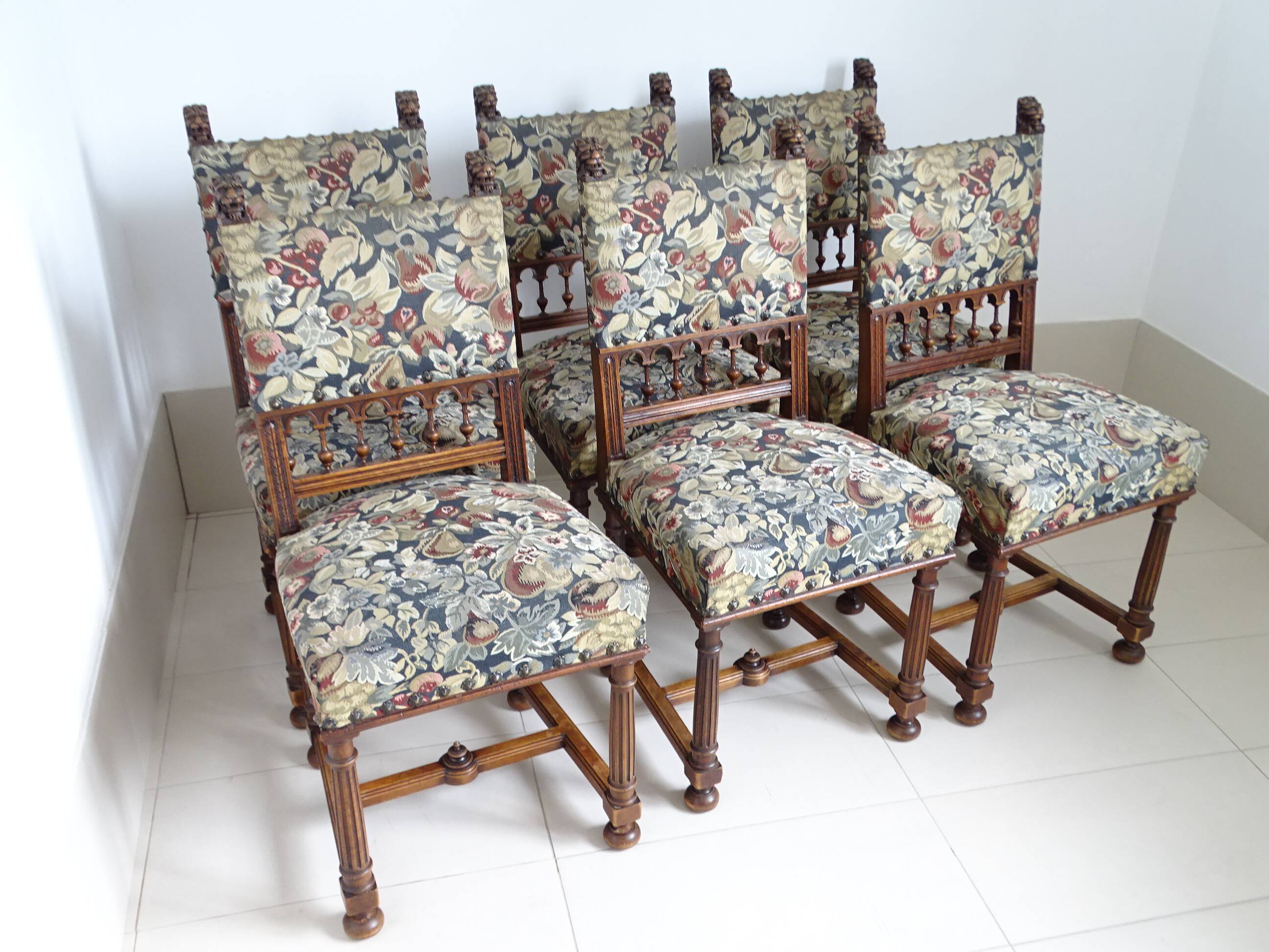 Series of 6 Renaissance style chairs in walnut wood
