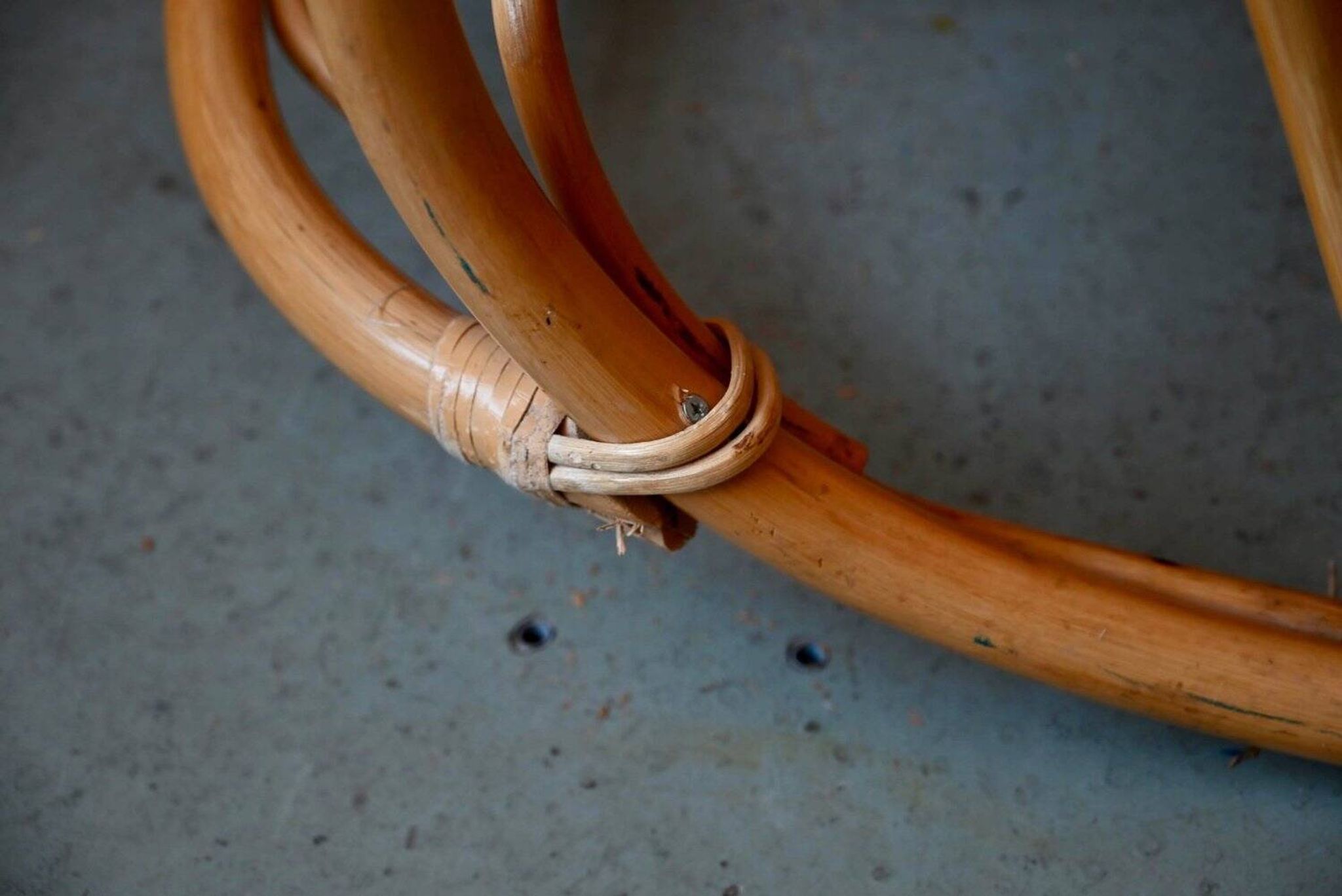 Rocking-chair vintage en rotin années 60-70, dossier haut ajouré