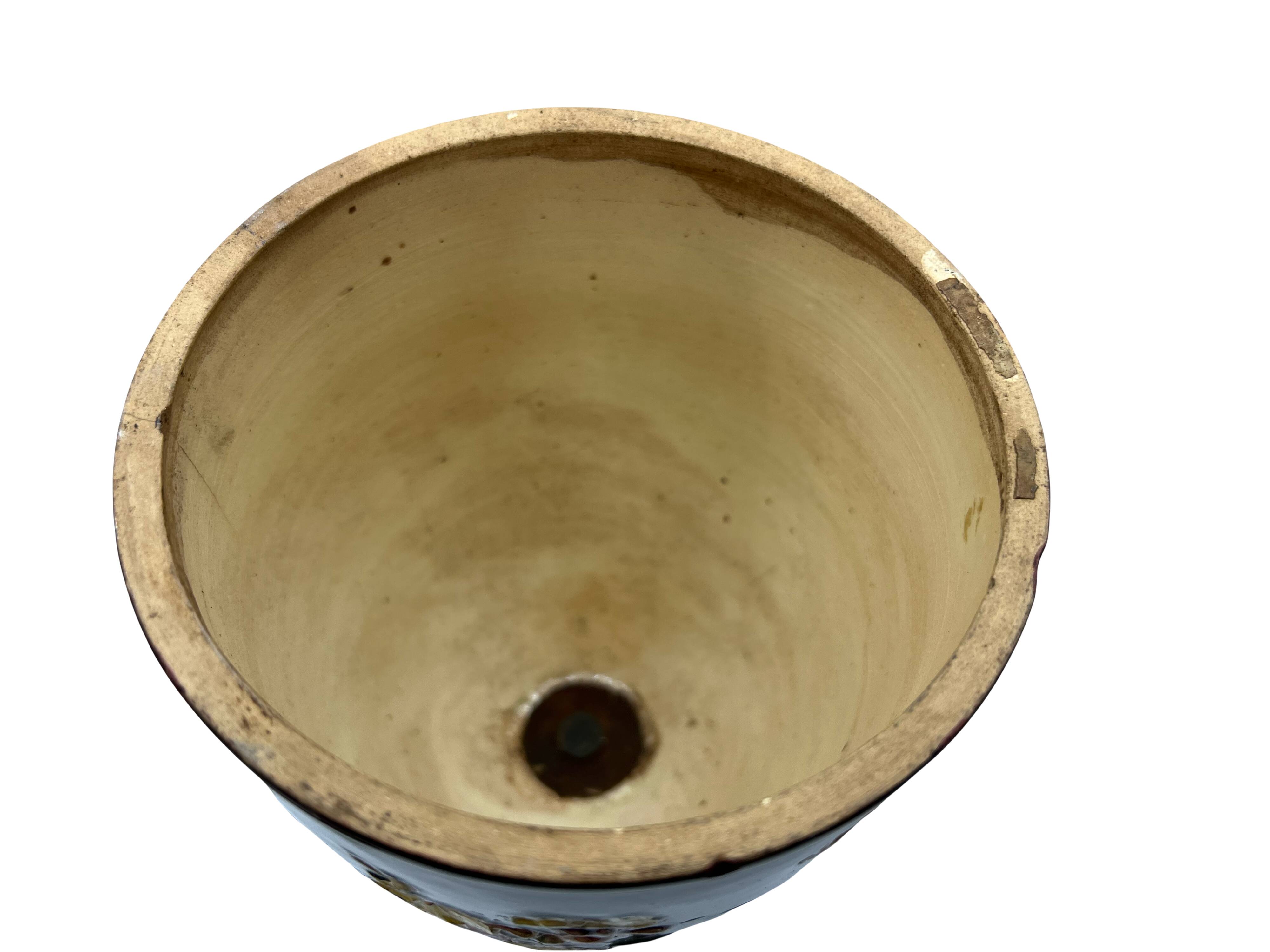 Vase en barbotine à décor de fleurs et papillons – Fin XIXe siècle – Monture