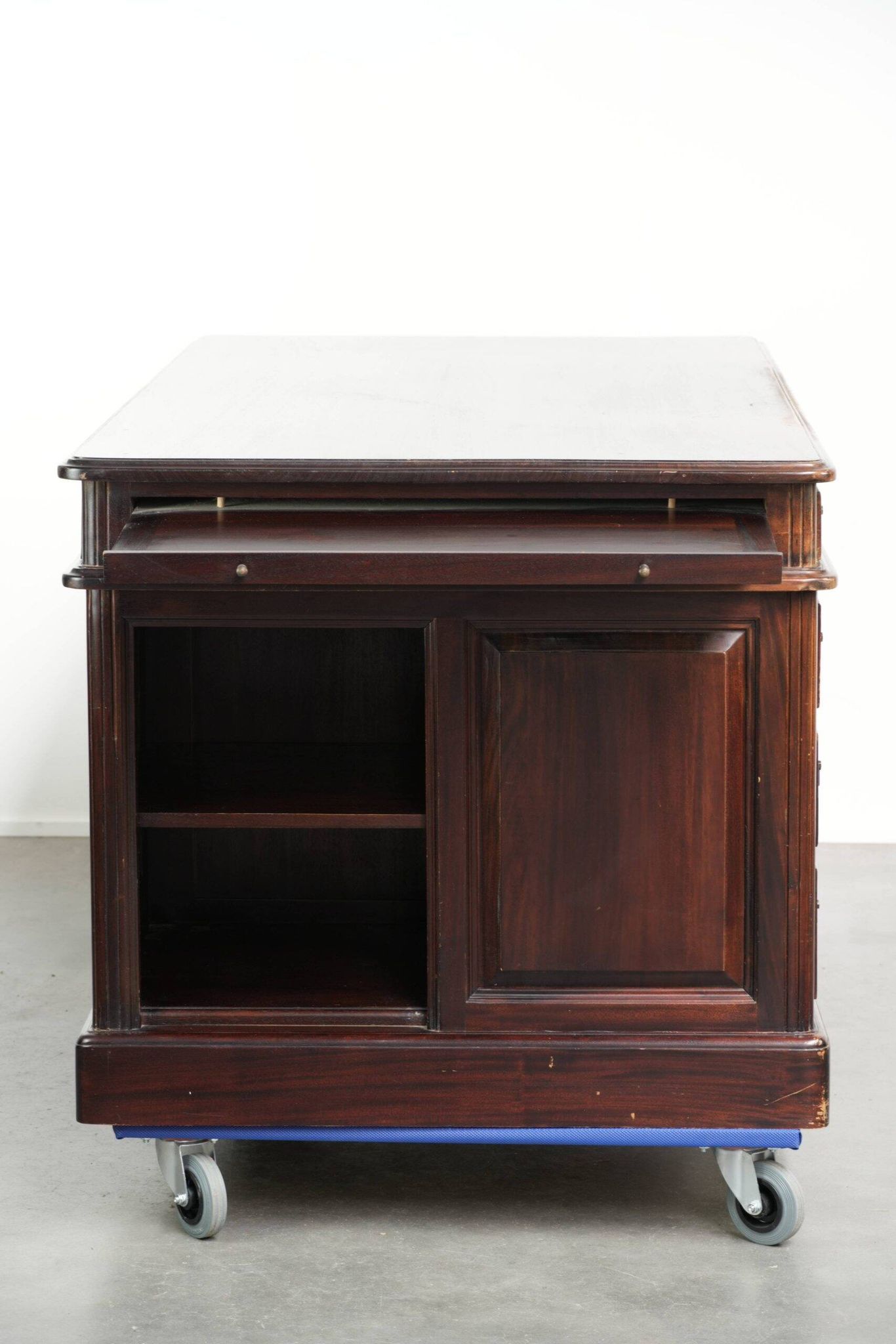 20th century wooden desk / partner desk in English style with a beautiful appearance