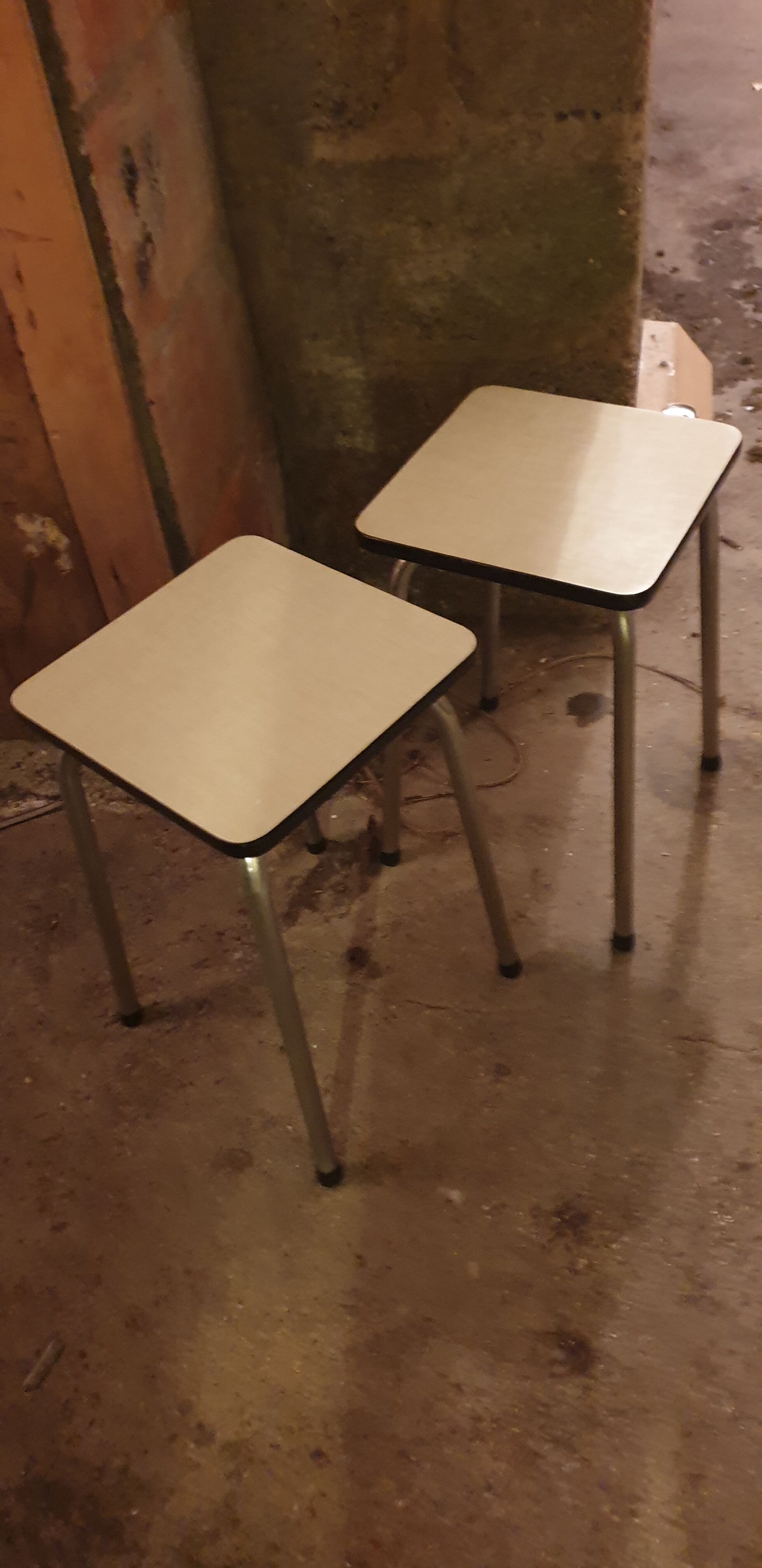 Chaise et tabourets  formica