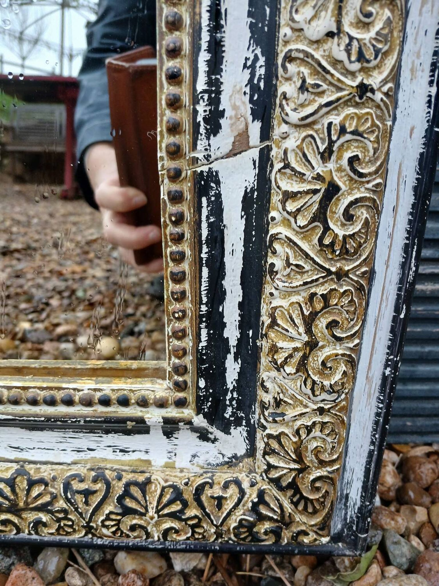 Miroir ancien avec cadre en bois sculpté 