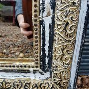 Miroir ancien avec cadre en bois sculpté 