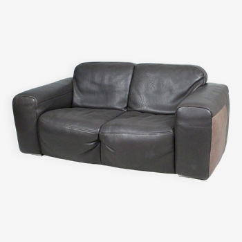 Two-seater sofa made of coarsely grained thick leather.