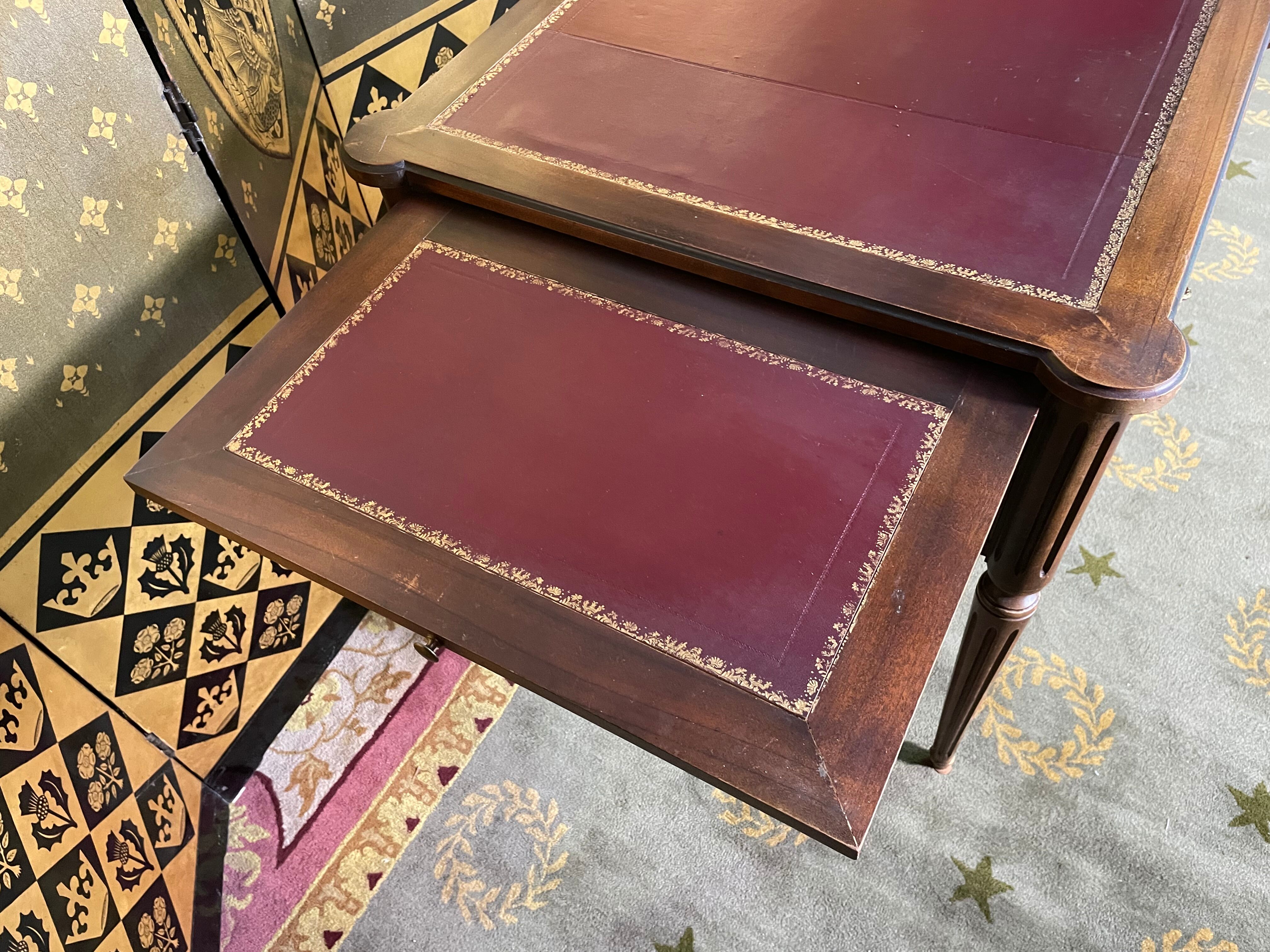 Bureau plat de style Louis XV