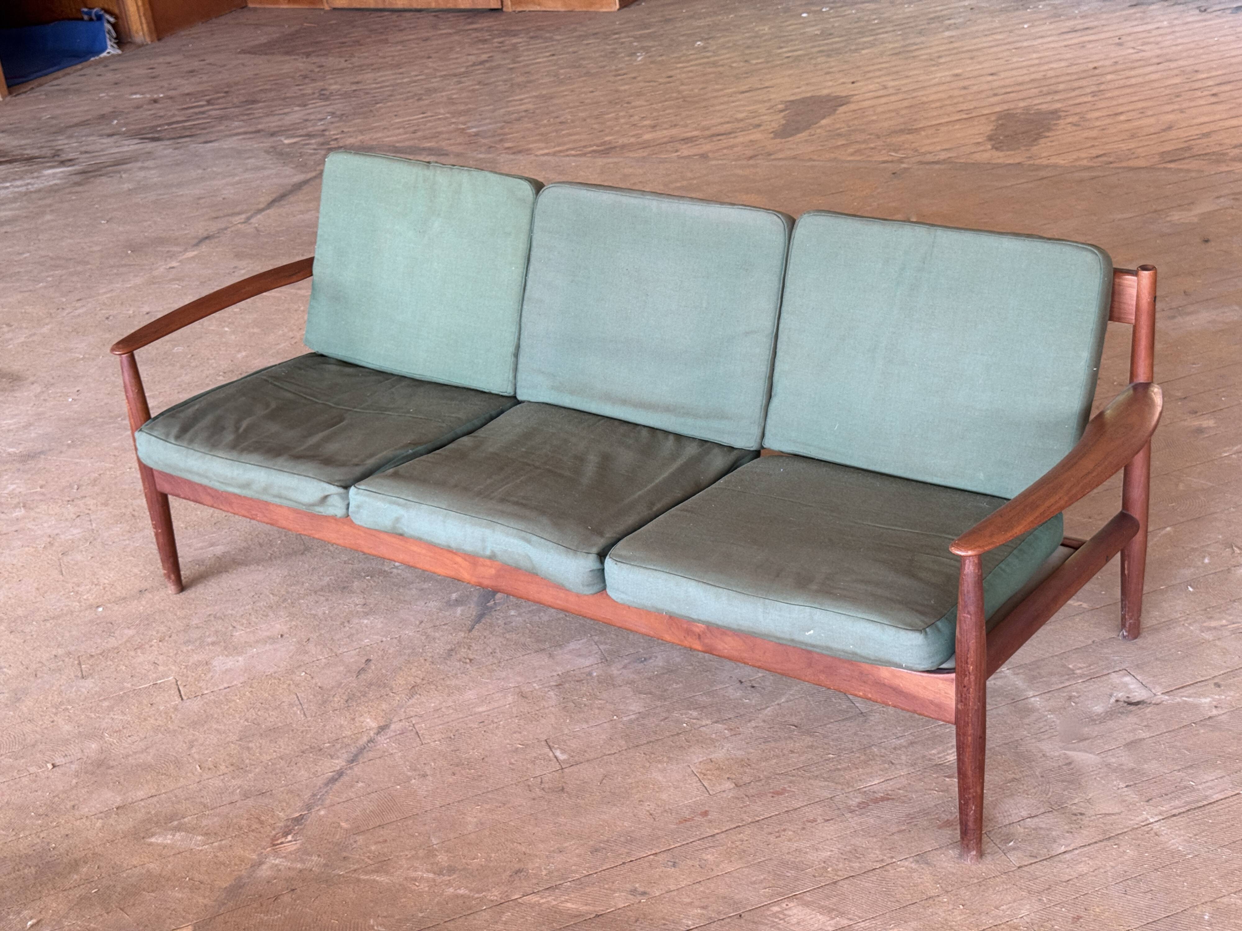 Canapé scandinave par Grete Jalk pour France & Son circa 1960