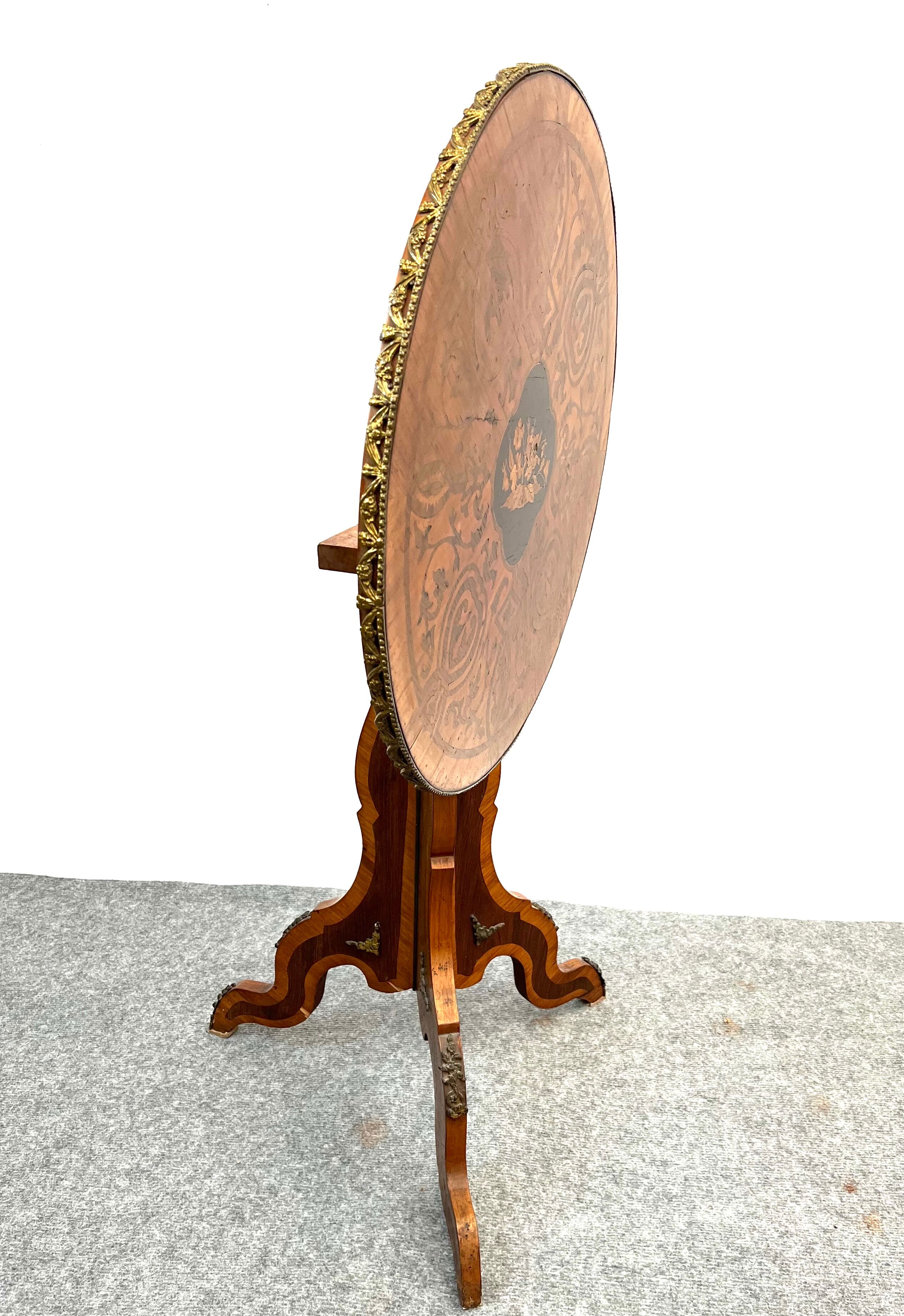 Gueridon tripode marquetée repliable style Louis XVI table d'appoint
