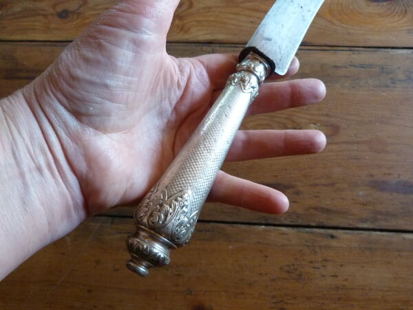 Ancien couteau à viande XIXème siècle manche argent fourré ciselé poiçon