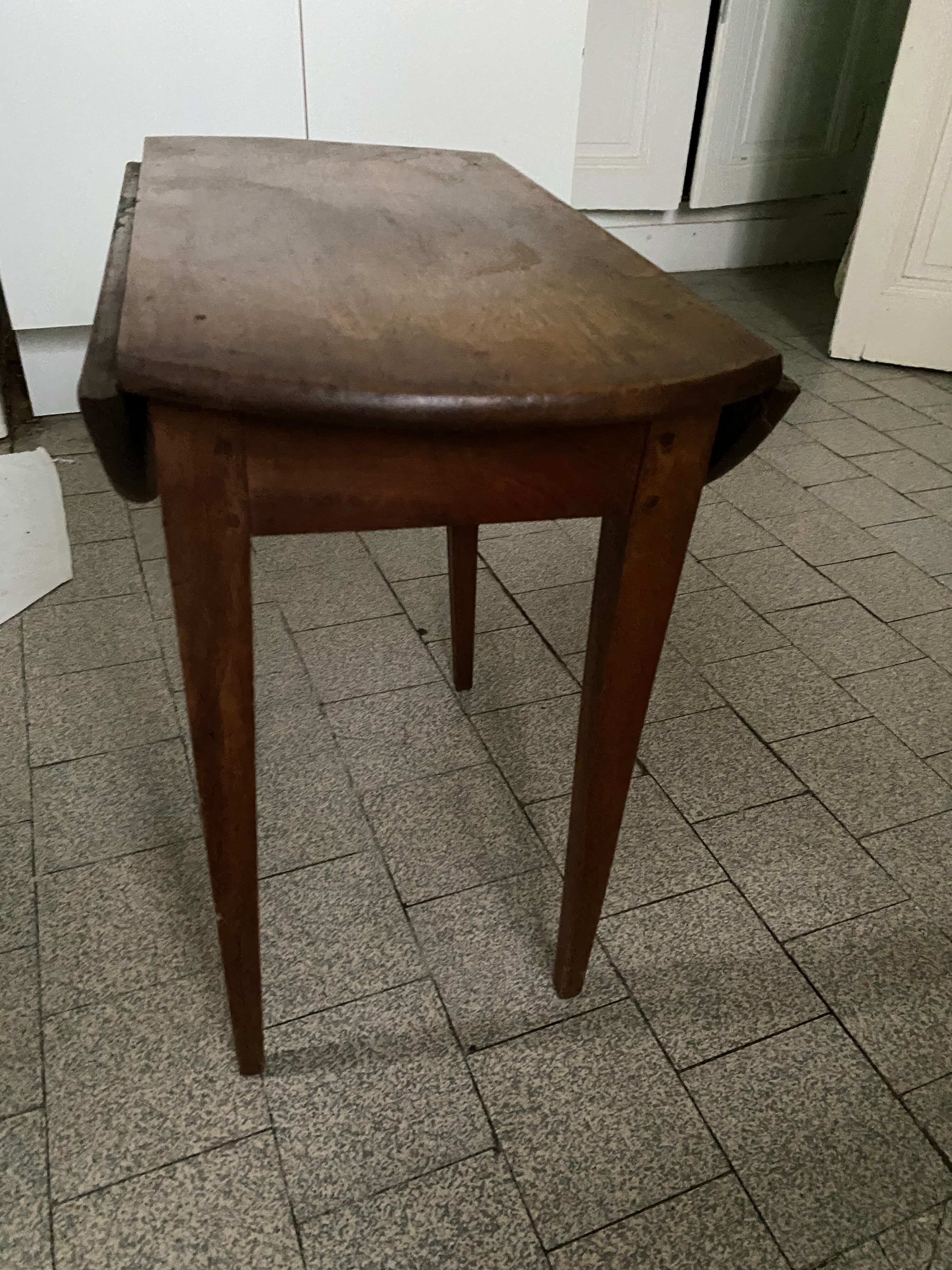 Round wooden folding coffee table