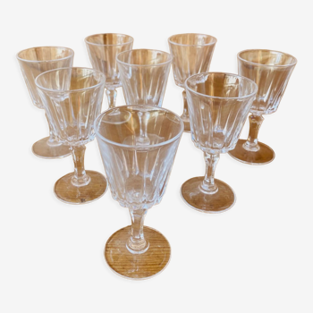 Set de 8 petits verres sur pied en verre transparent ciselé