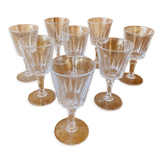 Set de 8 petits verres sur pied en verre transparent ciselé