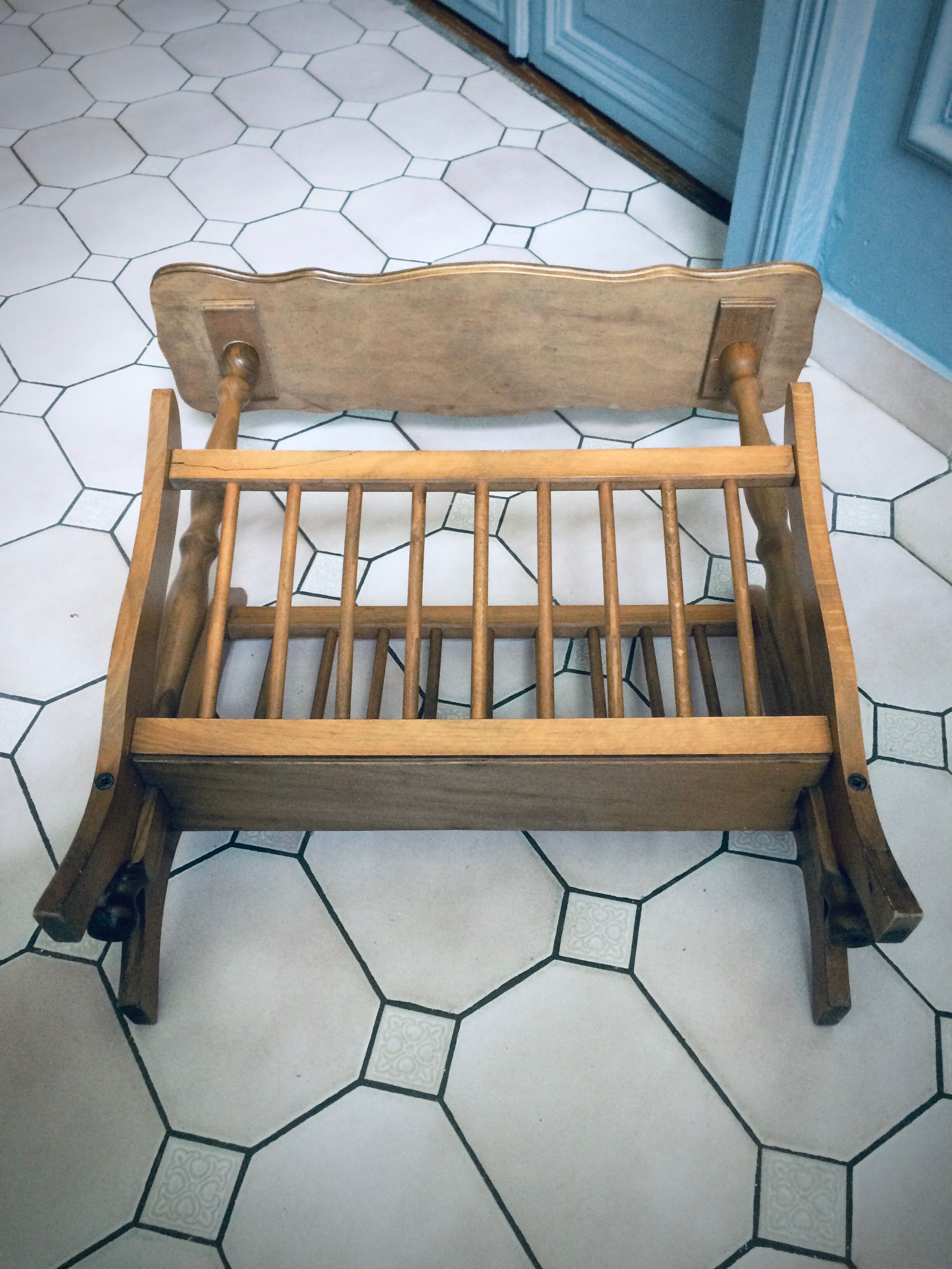 Vintage tablet magazine holder