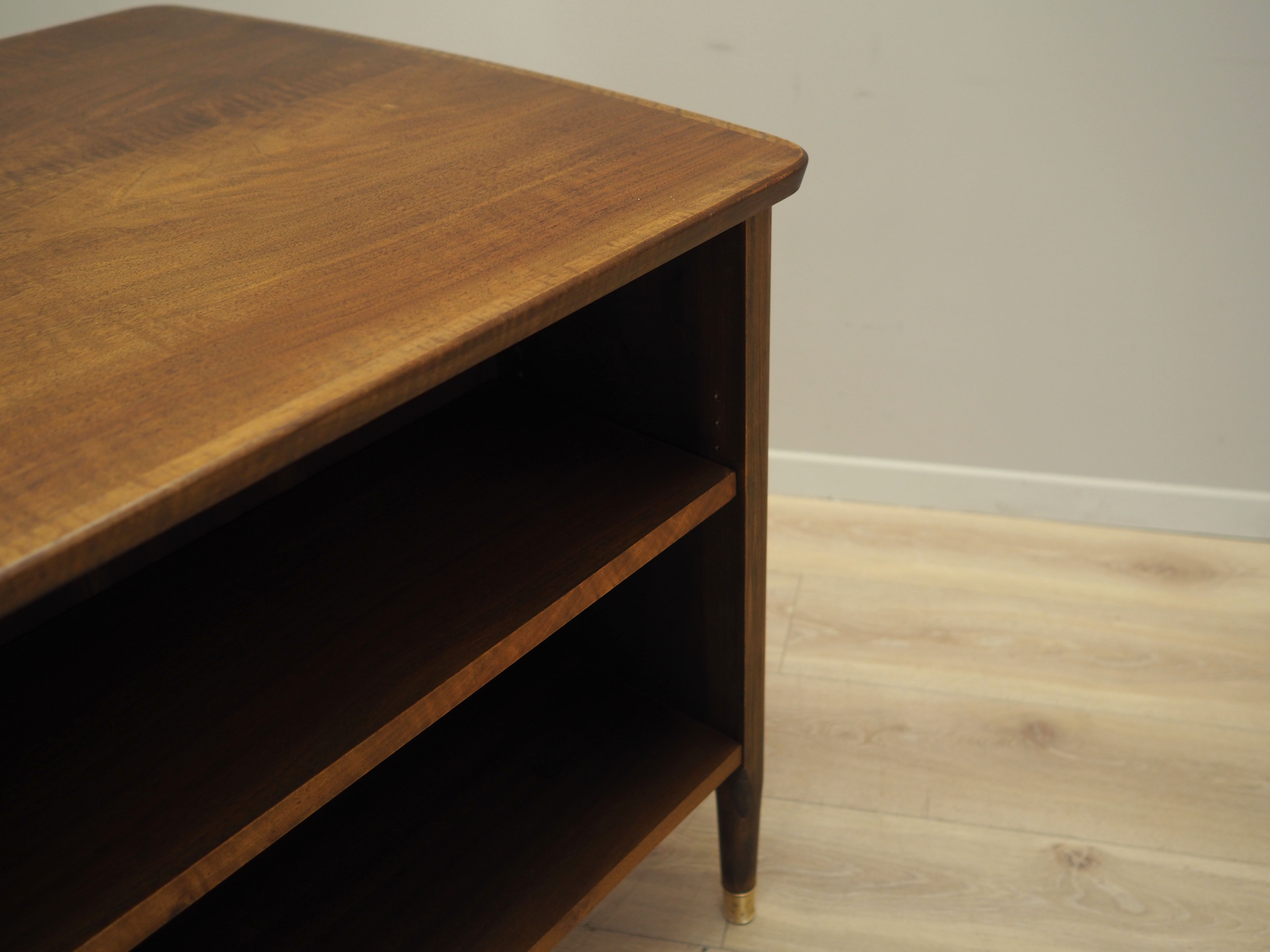 Bureau en noyer, design danois, années 1970, production: Danemark