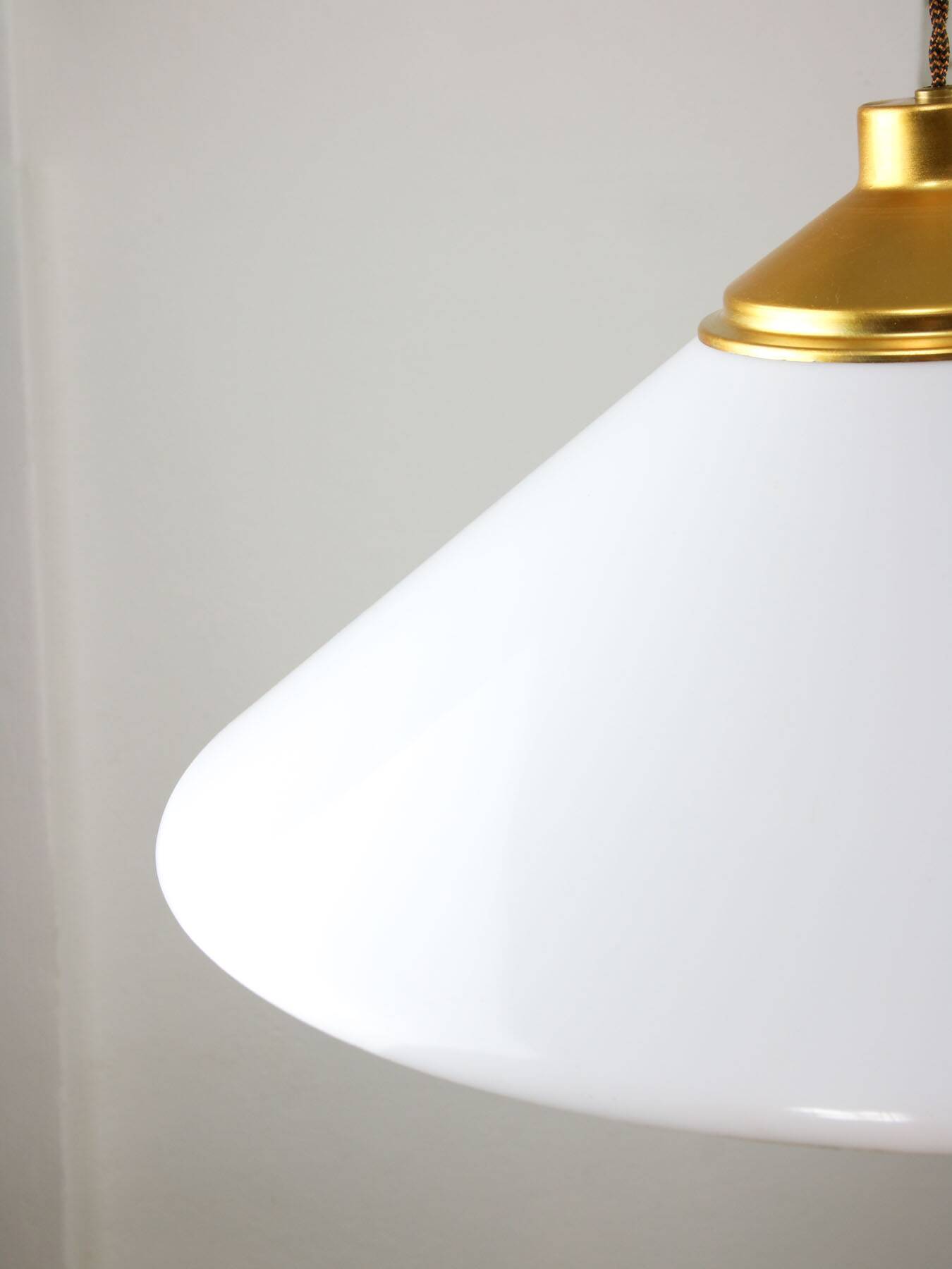 Space age italian plexiglas white saucer pendant lamp, 70s