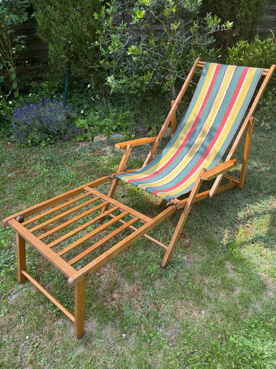 Vintage wooden deckchair/chilienne with footrest — 1960s