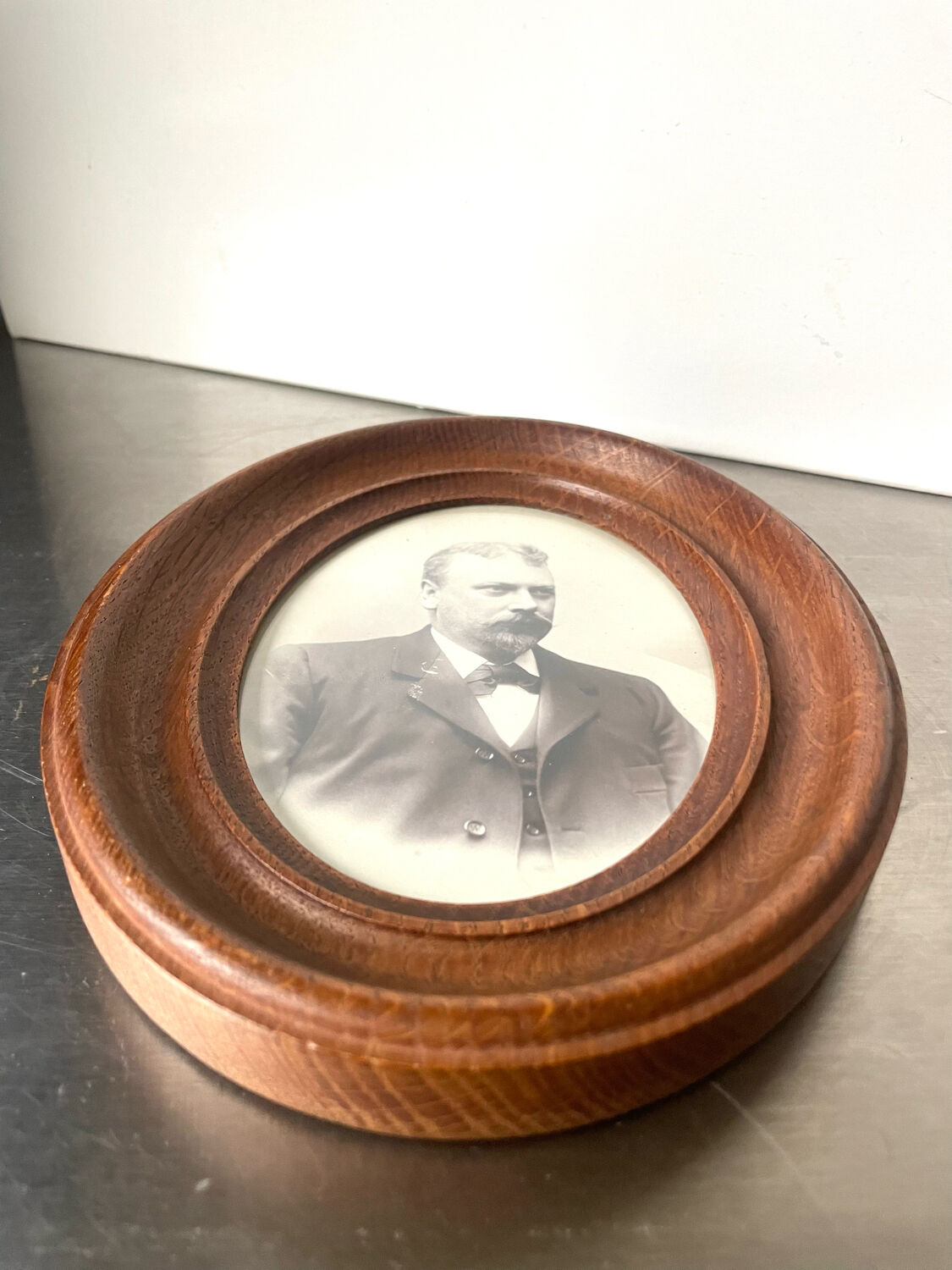 Antique wooden oval picture frame, 19.5 cm x 15.5 cm