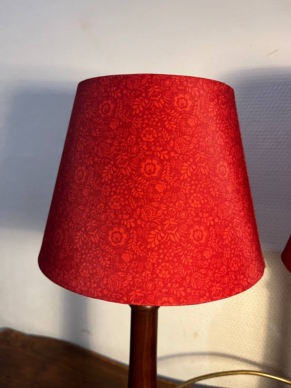 Paire de lampes colonnes en bois massif