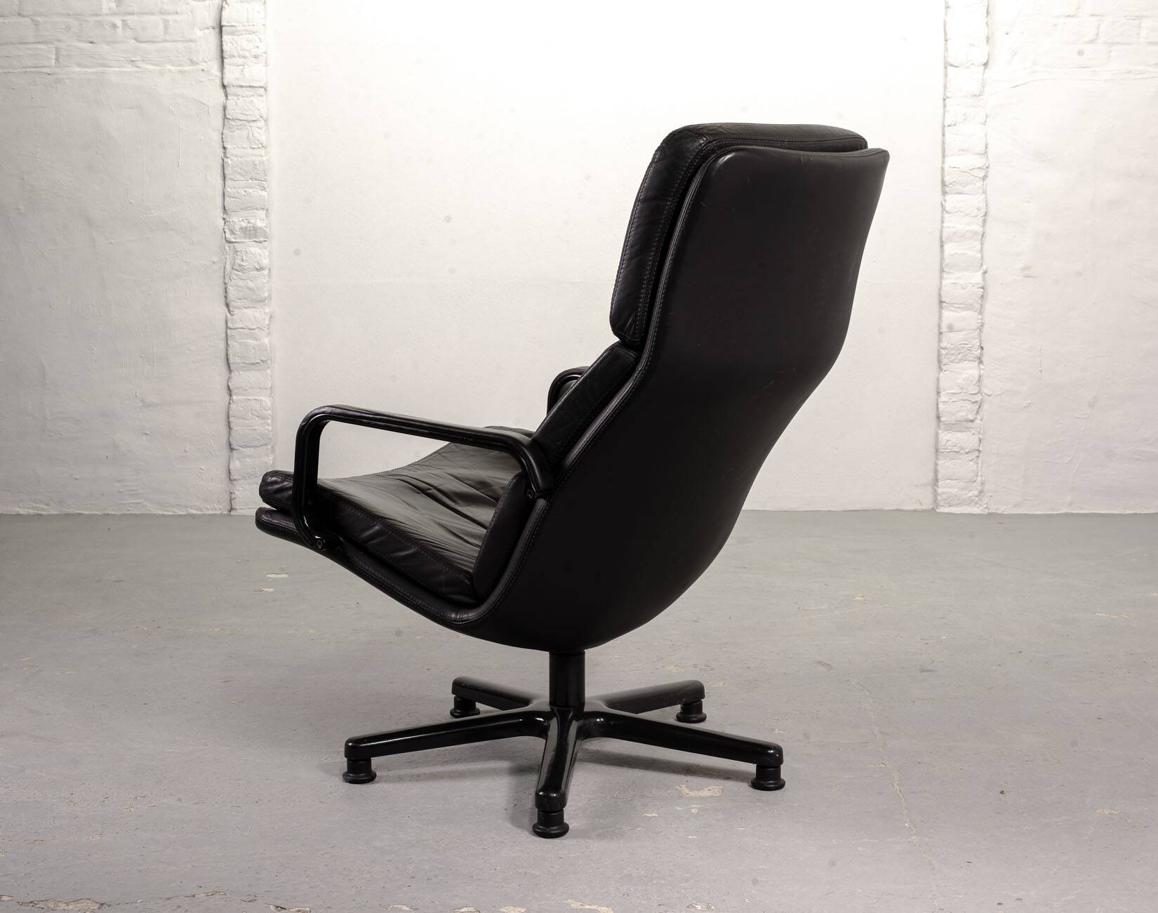 Artifort Dutch Design Black Leather Swivel Lounge Chair, F-Serie, 1960s