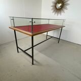Vitrine sur table 1950