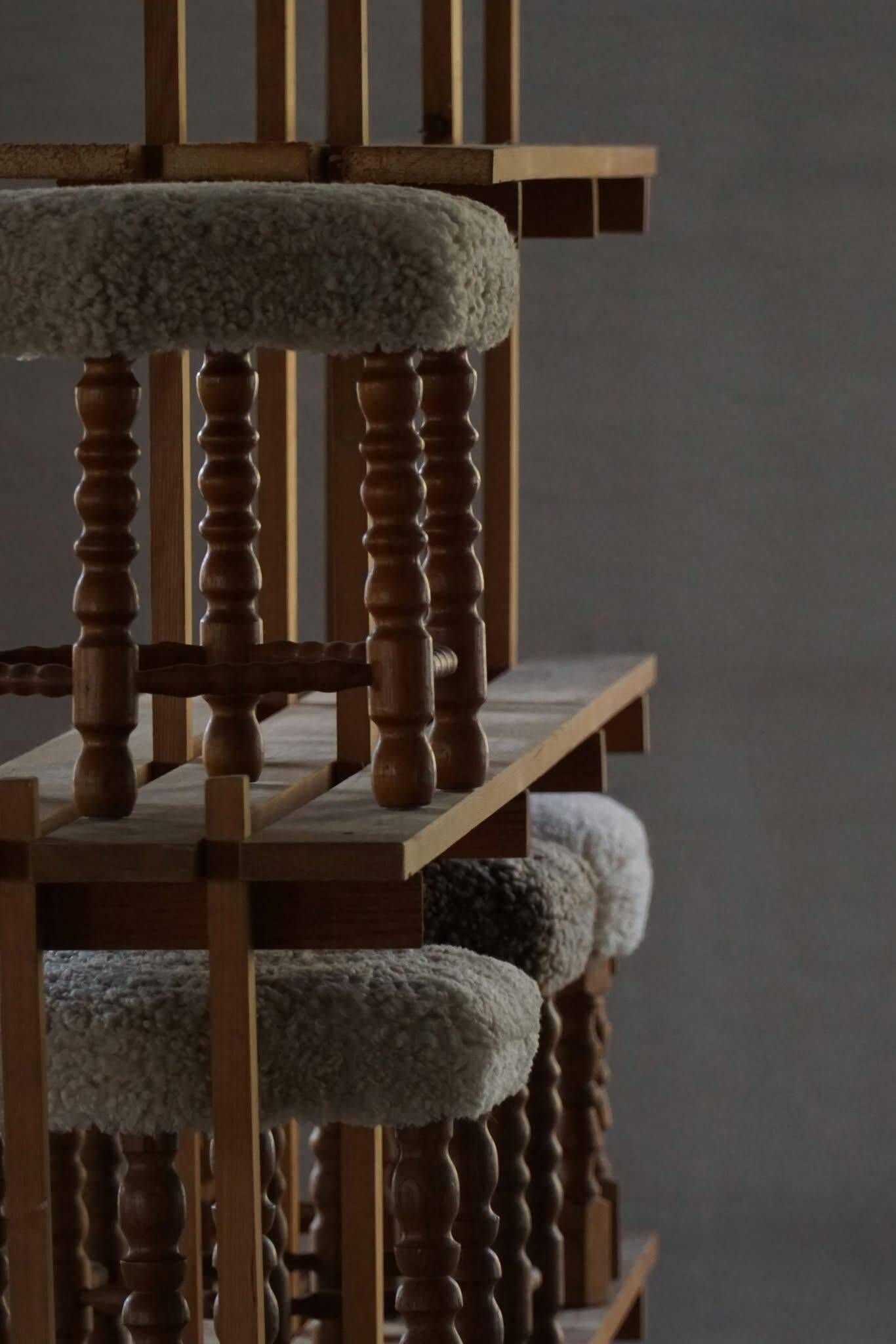 Un tabouret hexagonal en chêne, siège réhabilité en laine d'agneau, design danois des années 1950