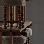 Un tabouret hexagonal en chêne, siège réhabilité en laine d'agneau, design danois des années 1950