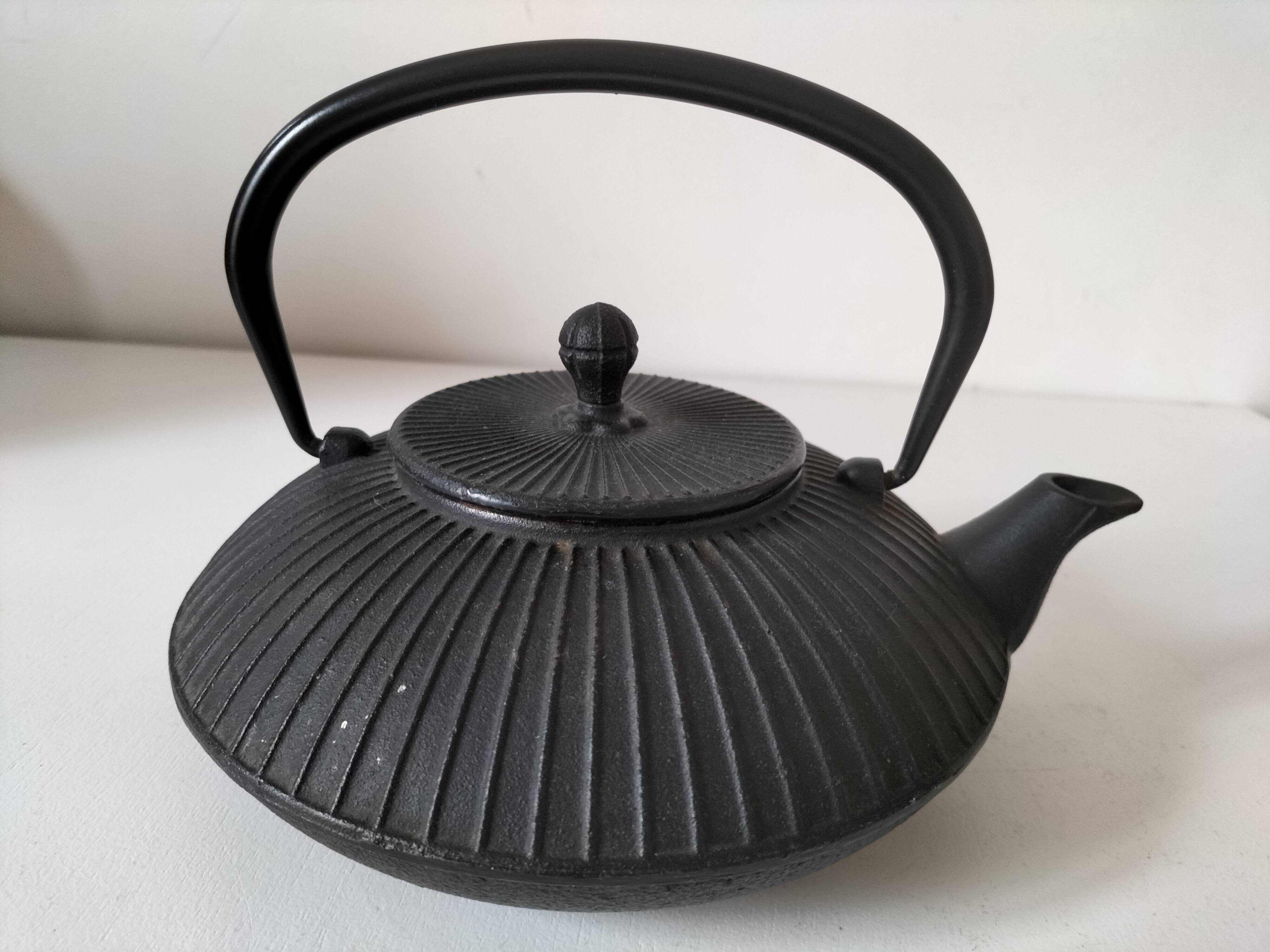 Black grooved cast iron teapot – Japanese Zen style