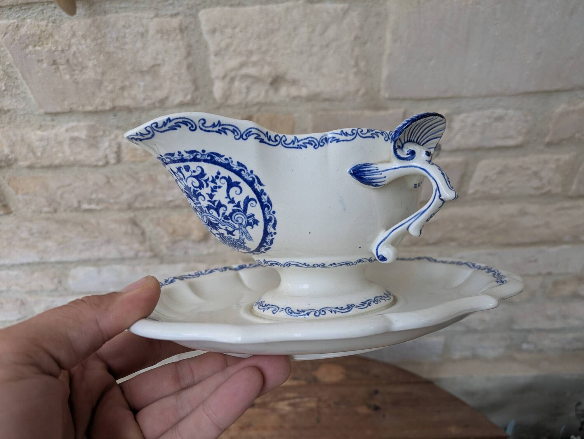 Ancienne saucière sur dormant fixe Gien France modèle Rouen avec arabesques