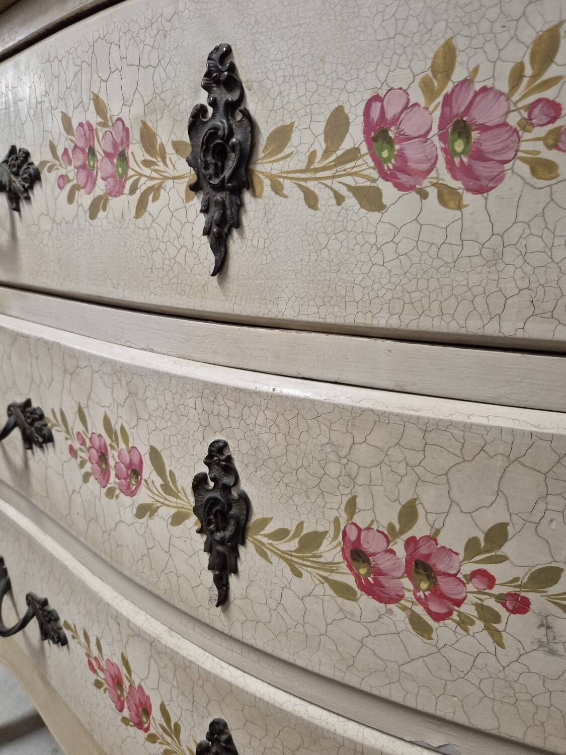 Louis XV style chest of drawers painted with flowers, Italian manufacture